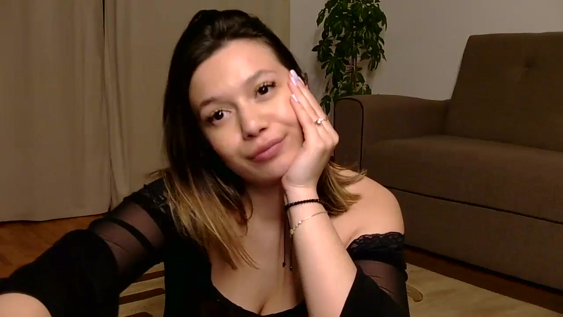 Gallery image thumbnail from HannaRaven's myfreecams stream on, 03/13/2025, 23:07 image 13 of 20