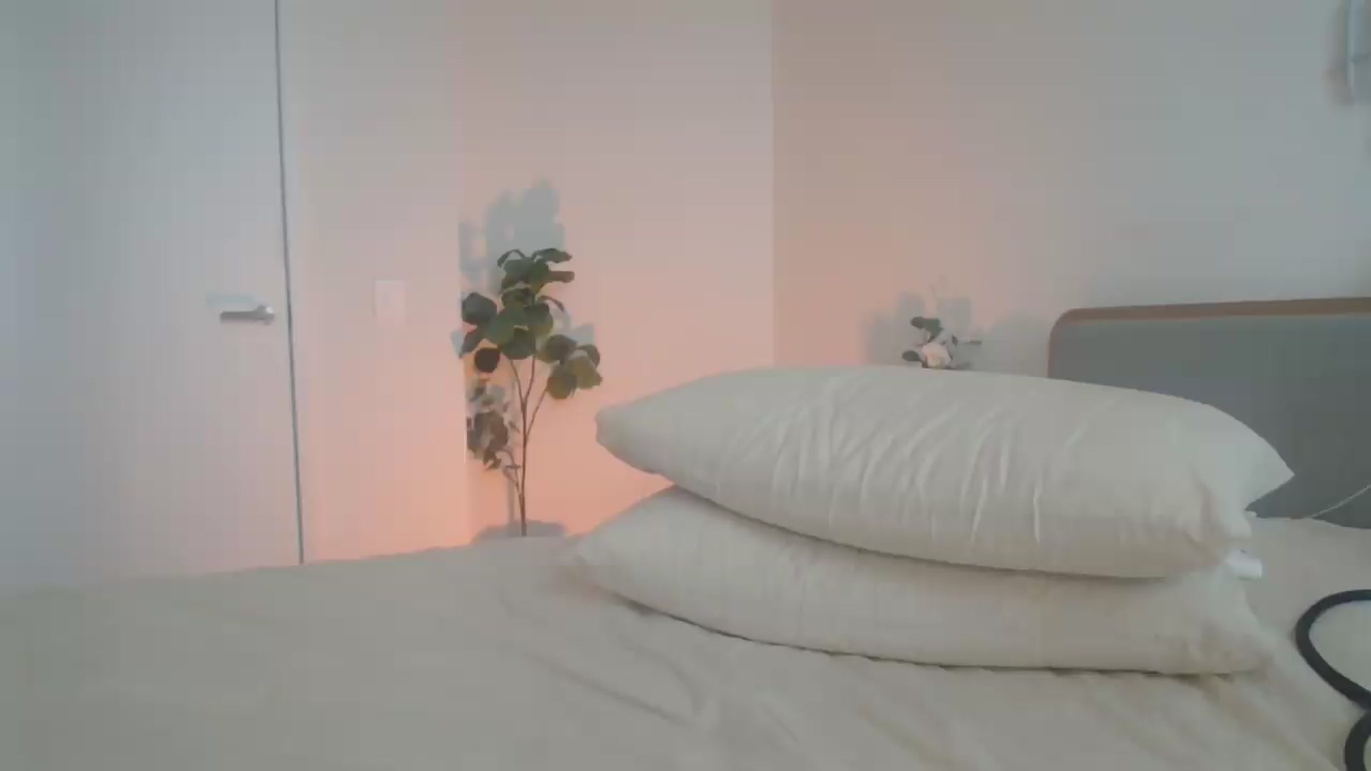Gallery image thumbnail from Hanna_XX's myfreecams stream on, 08/18/2026, 04:15 image 13 of 20