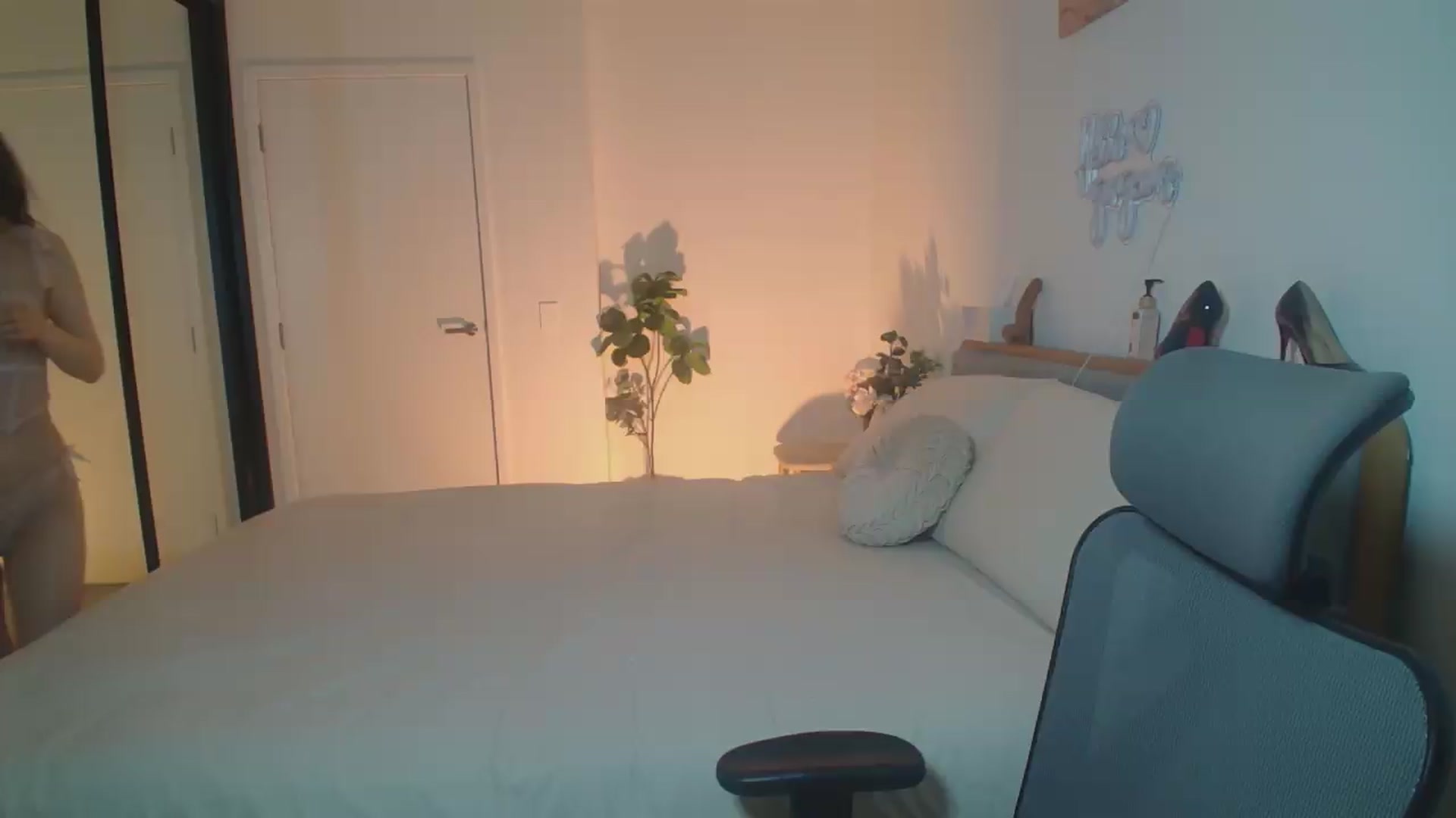 Gallery image thumbnail from Hanna_XX's myfreecams stream on, 08/20/2026, 10:31 image 16 of 20