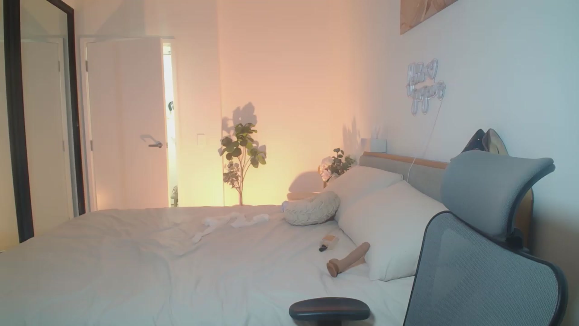 Gallery image thumbnail from Hanna_XX's myfreecams stream on, 08/25/2026, 11:07 image 16 of 20