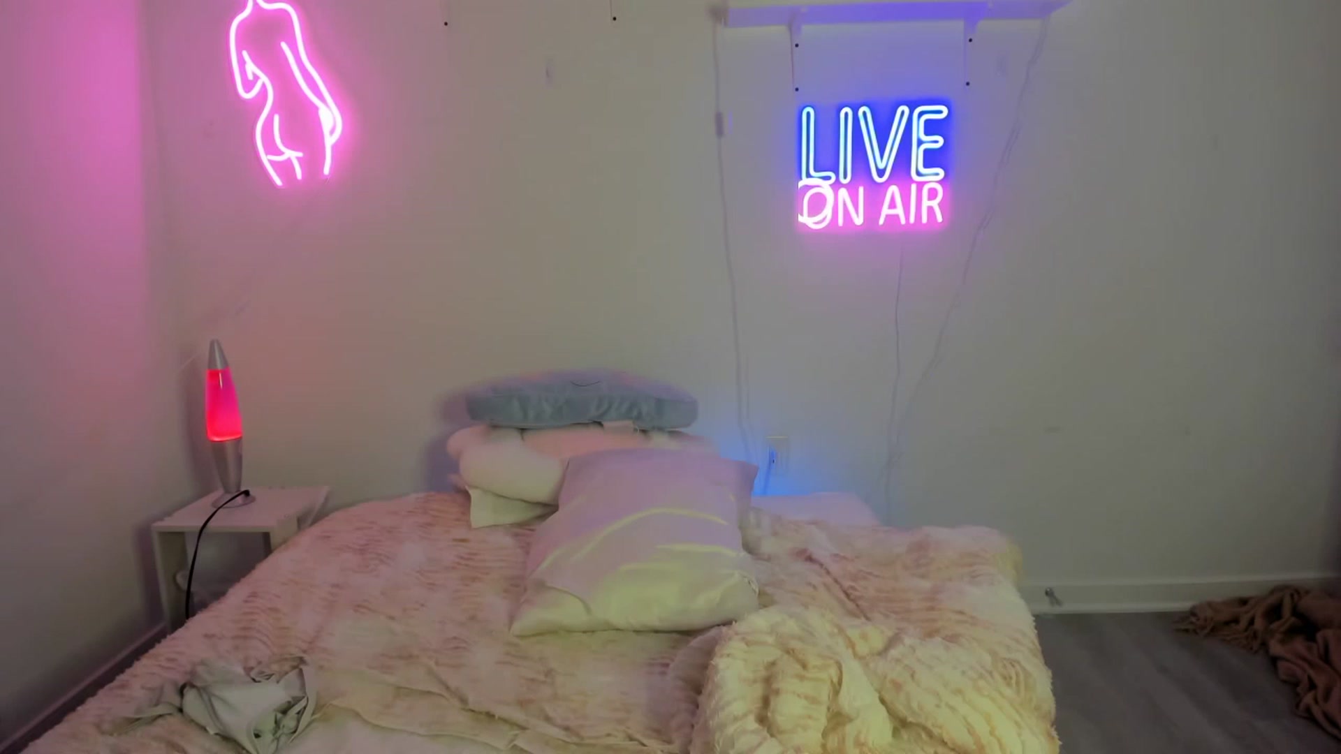 Gallery image thumbnail from HannahFalls's myfreecams stream on, 11/22/2022, 03:48 image 9 of 20