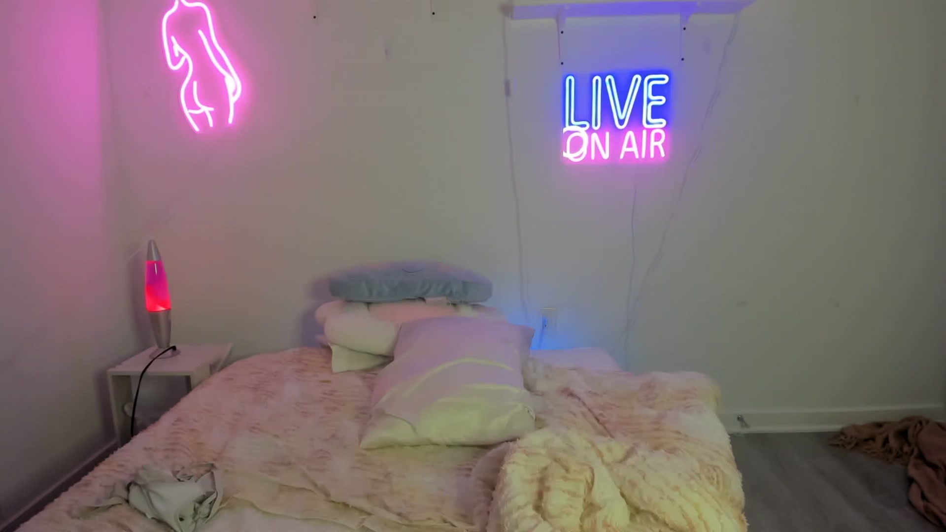 Gallery image thumbnail from HannahFalls's myfreecams stream on, 11/22/2022, 03:48 image 8 of 20