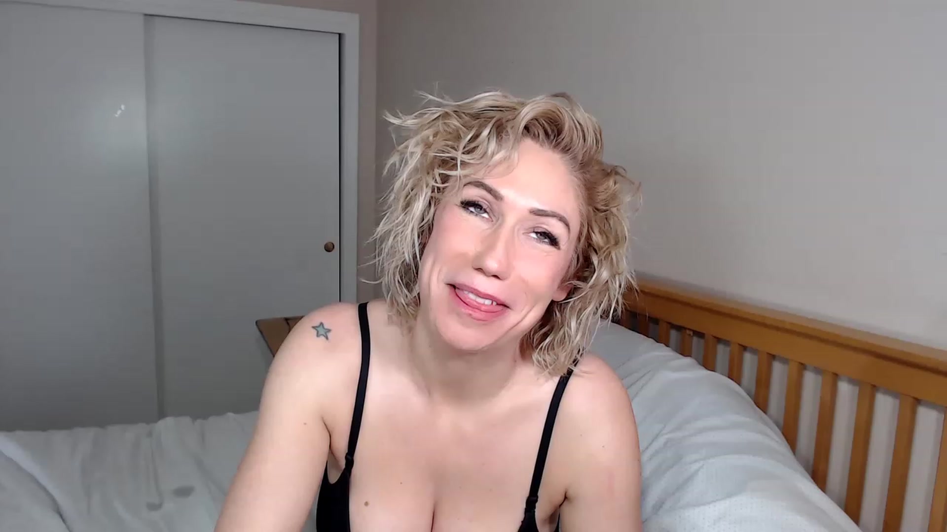 Gallery image thumbnail from HannahHarte's myfreecams stream on, 08/07/2023, 24:17 image 3 of 20