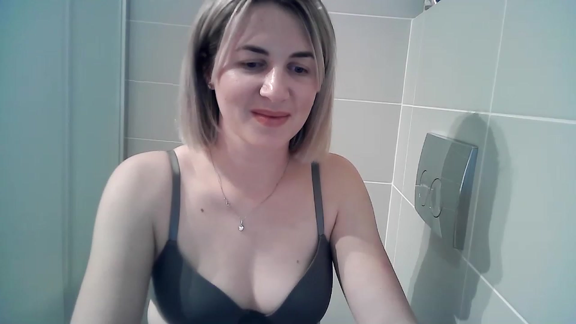 Gallery image thumbnail from HappyWoman999's myfreecams stream on, 12/09/2022, 17:09 image 16 of 20