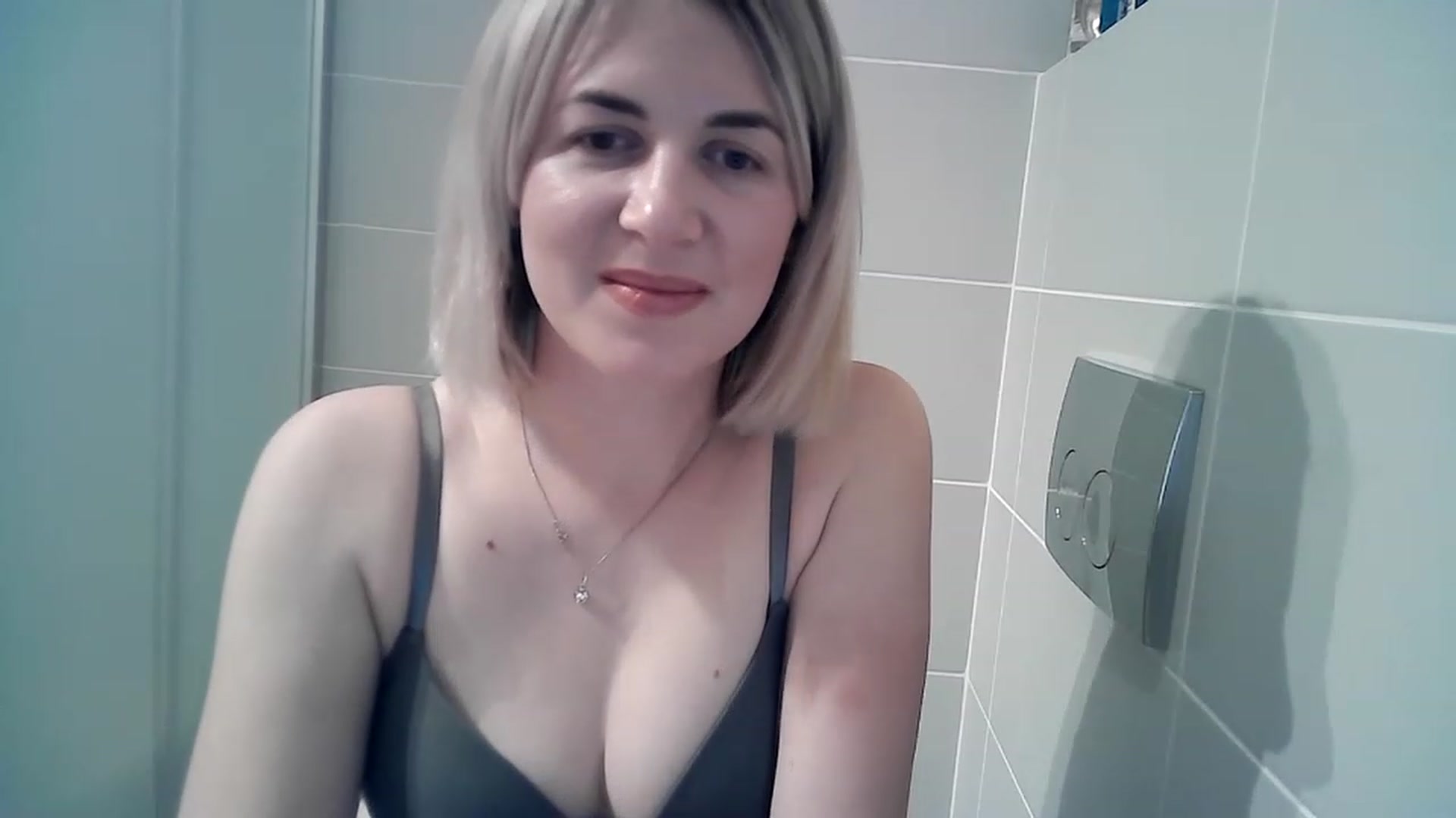 Gallery image thumbnail from HappyWoman999's myfreecams stream on, 12/09/2022, 17:09 image 17 of 20