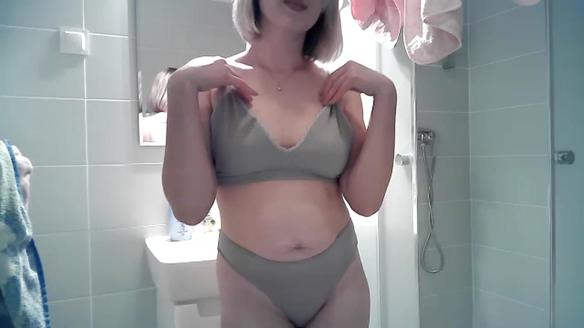 Gallery image thumbnail from HappyWoman999's myfreecams stream on, 12/10/2022, 17:46 image 13 of 20