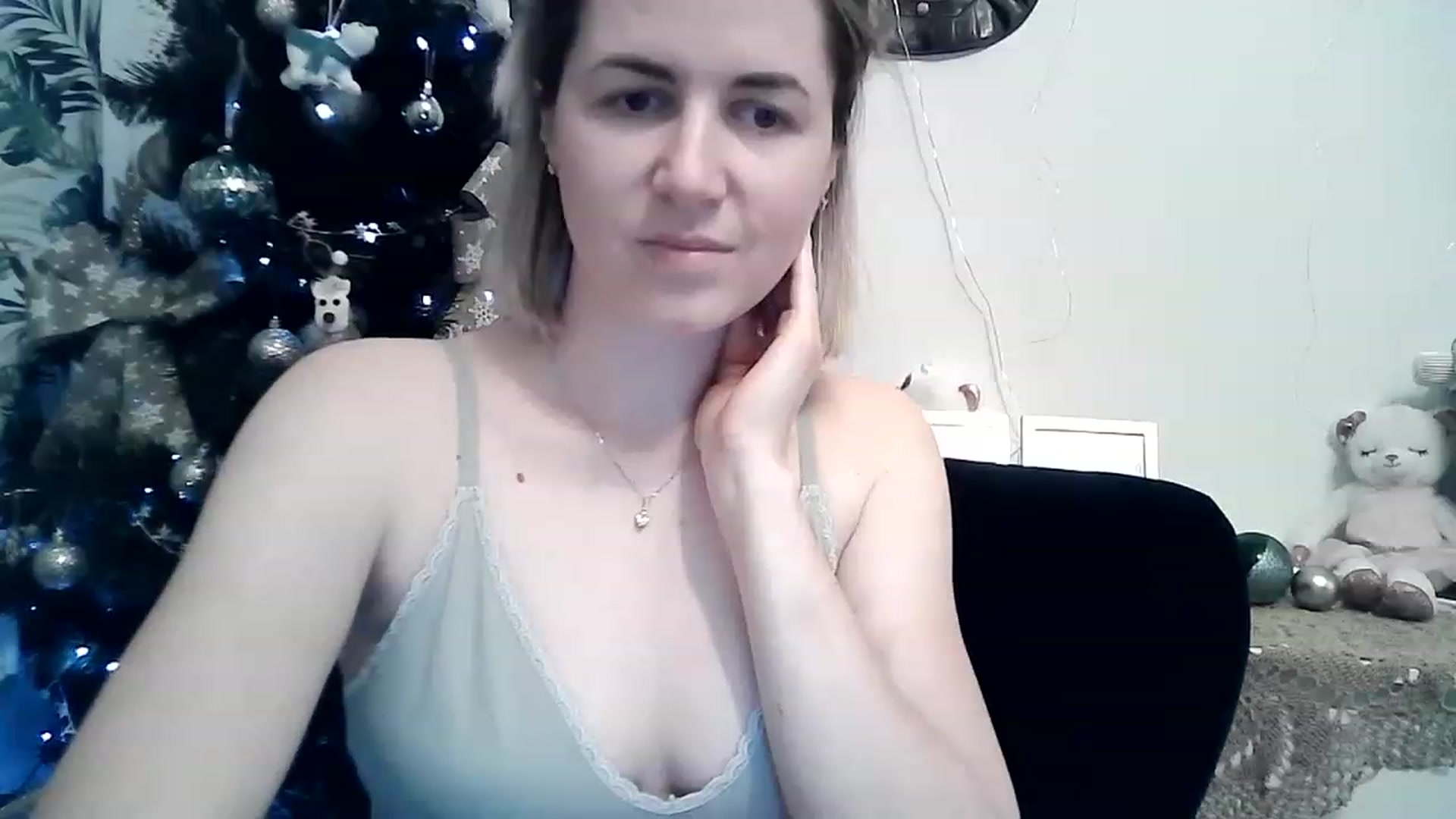 Gallery image thumbnail from HappyWoman999's myfreecams stream on, 12/26/2022, 16:16 image 16 of 20