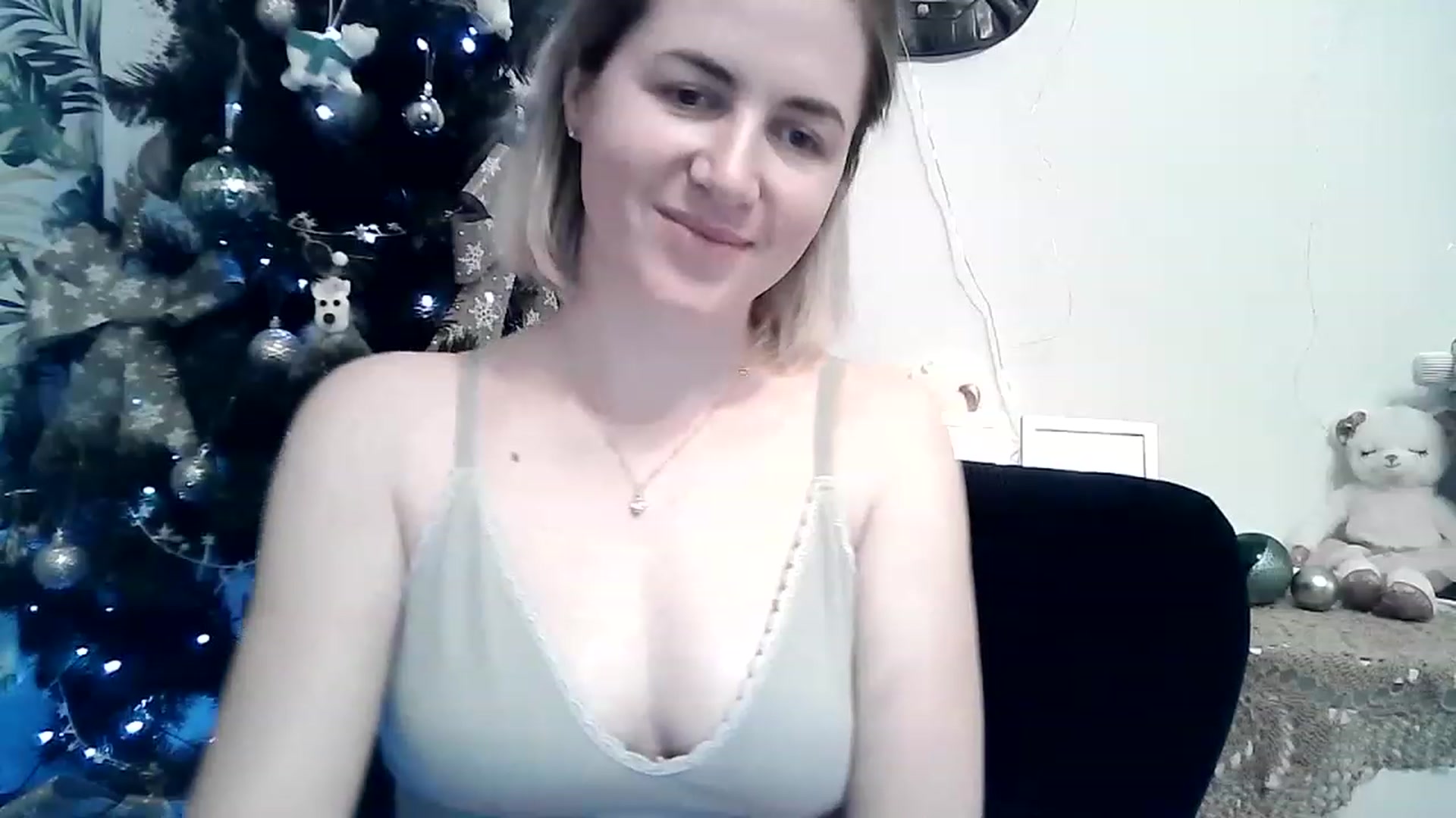 Gallery image thumbnail from HappyWoman999's myfreecams stream on, 12/26/2022, 16:16 image 18 of 20