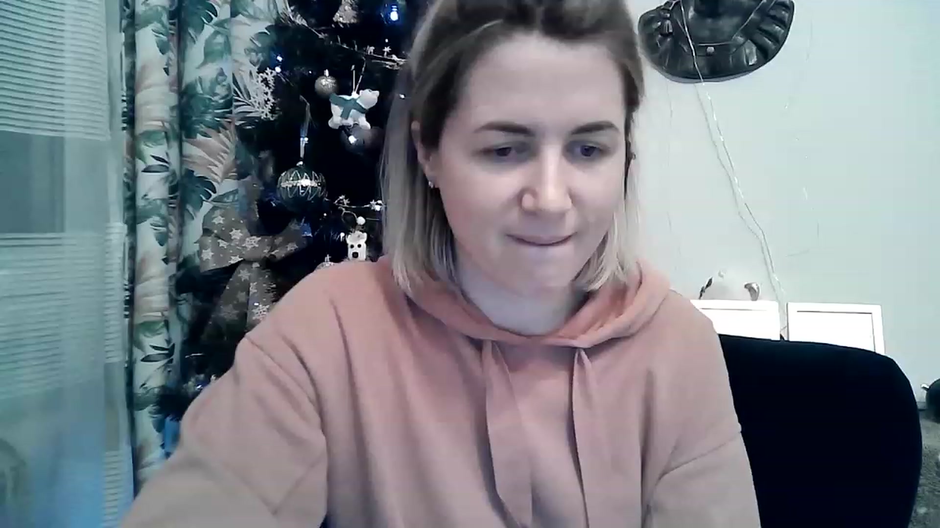 Gallery image thumbnail from HappyWoman999's myfreecams stream on, 12/26/2022, 16:16 image 1 of 20