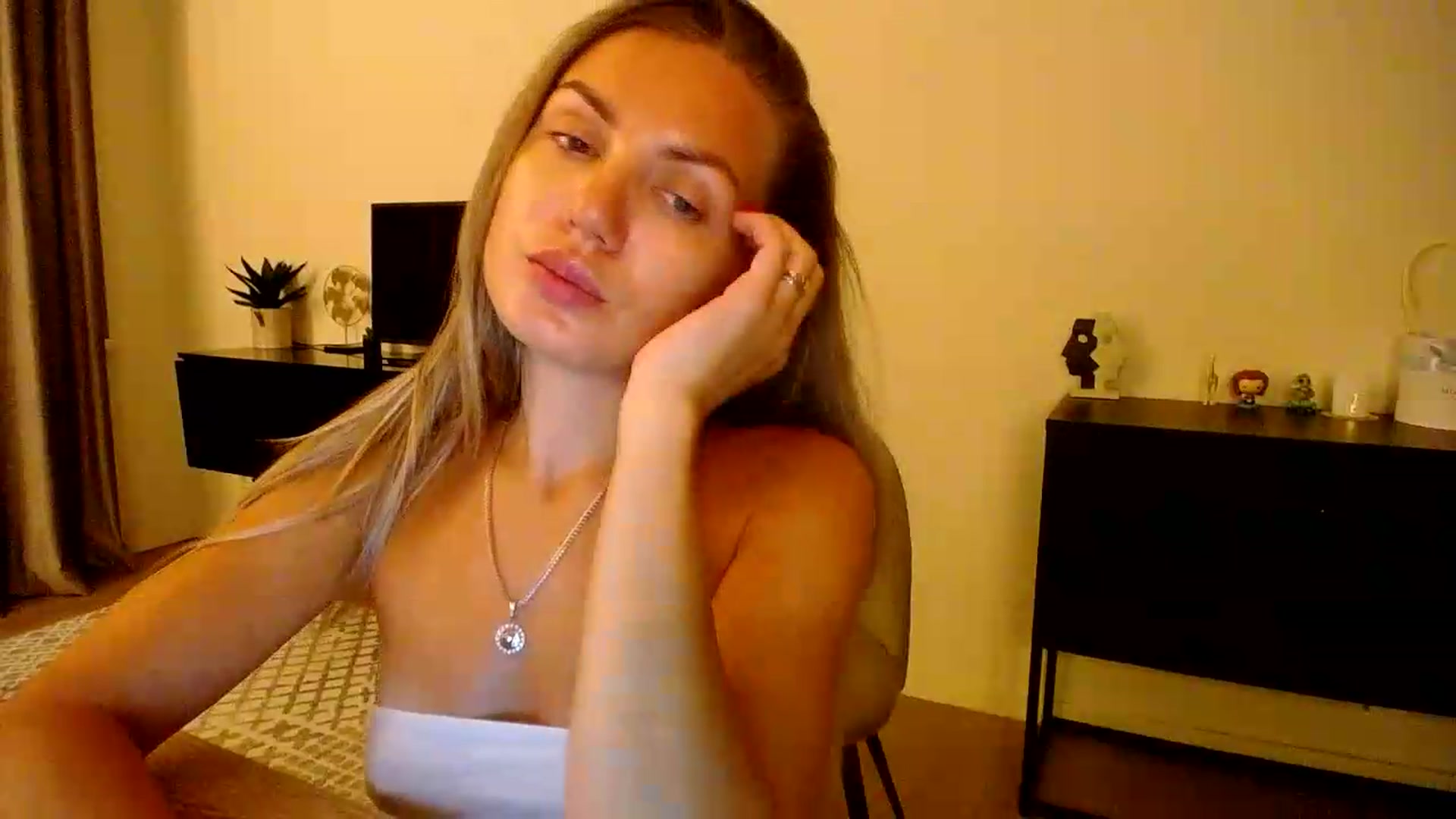 Gallery image thumbnail from Happy_Insight's myfreecams stream on, 08/04/2026, 21:43 image 4 of 20