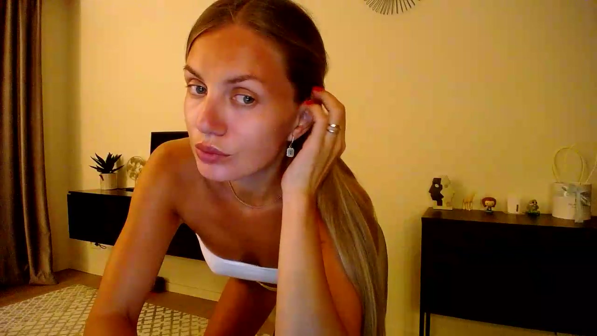 Gallery image thumbnail from Happy_Insight's myfreecams stream on, 08/11/2026, 21:29 image 14 of 20