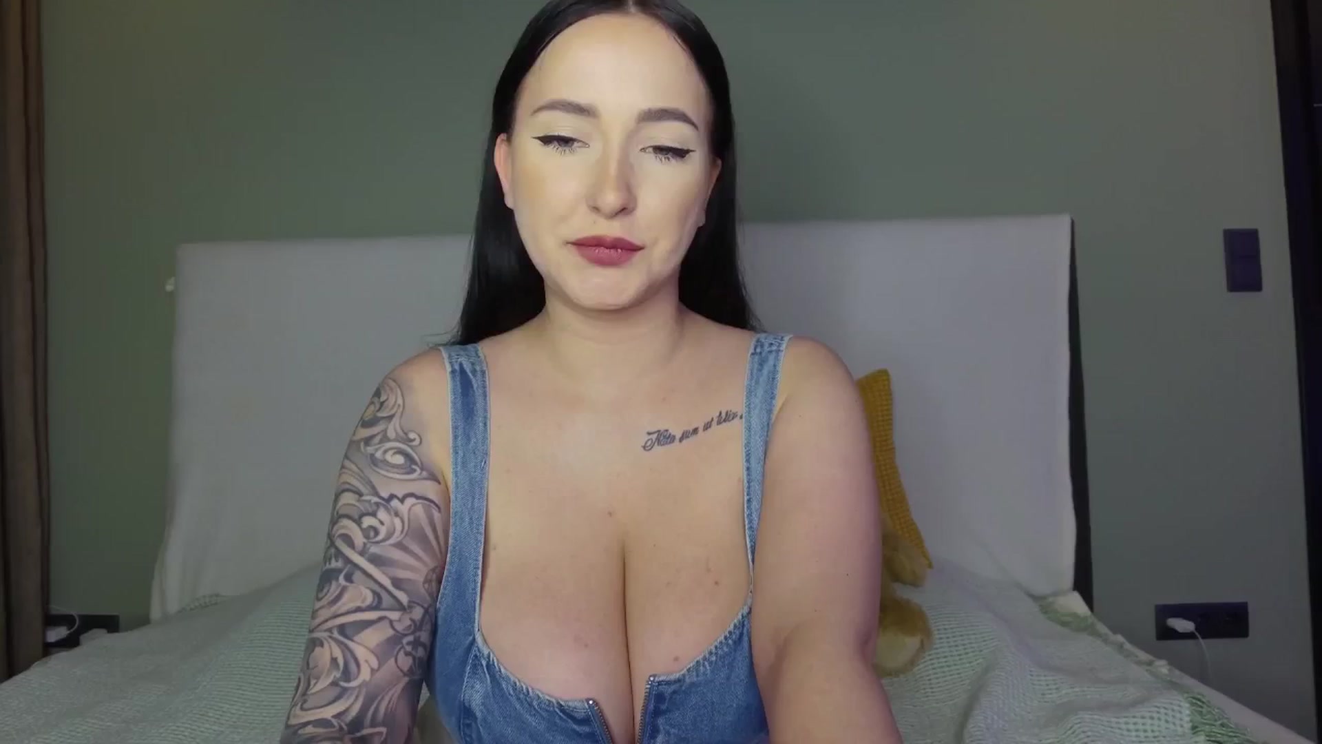 Gallery image thumbnail from Happy_Yulia's myfreecams stream on, 12/12/2025, 17:00 image 14 of 20