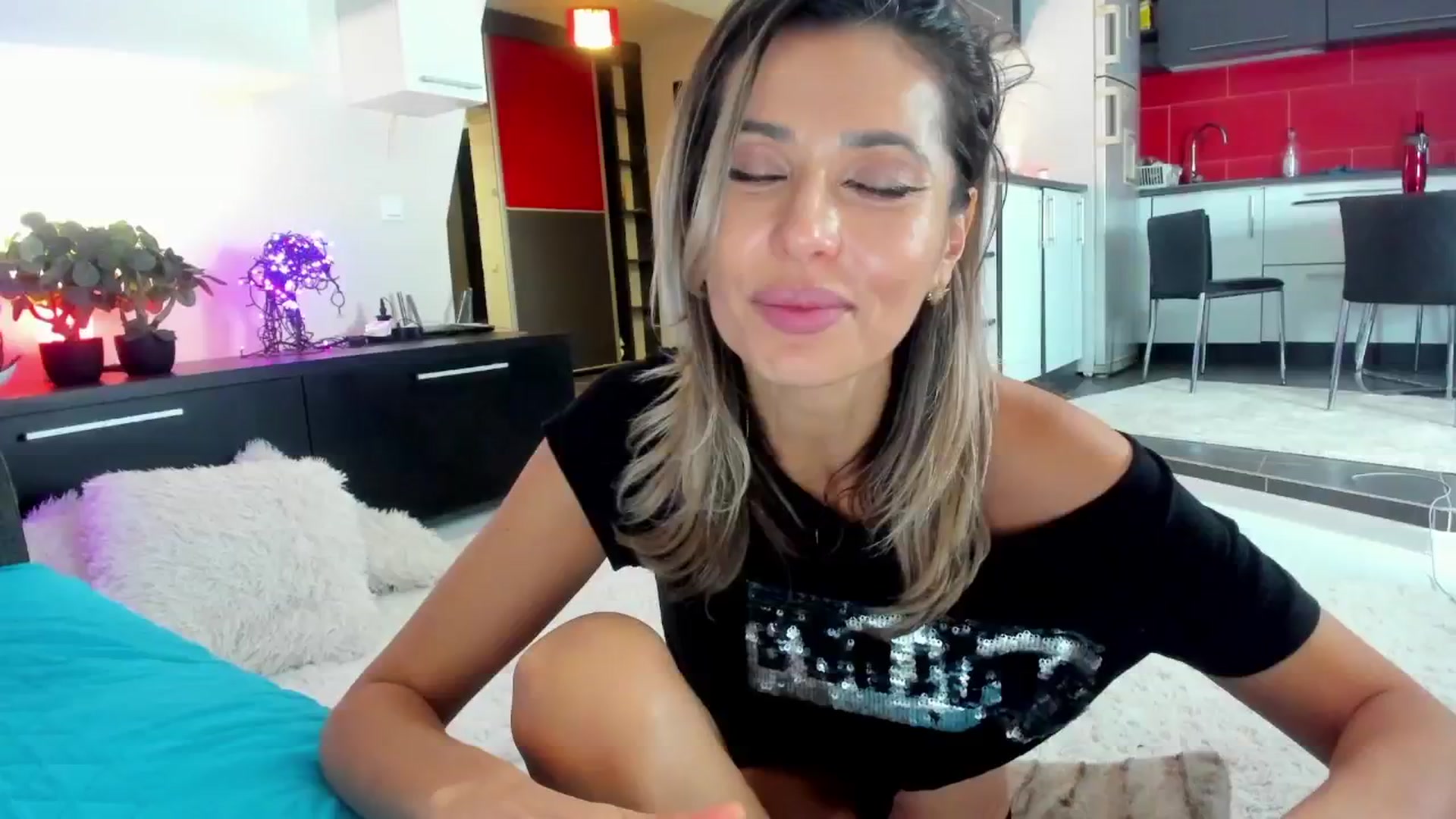 Gallery image thumbnail from HardXmasNips's myfreecams stream on, 12/14/2024, 05:05 image 16 of 20