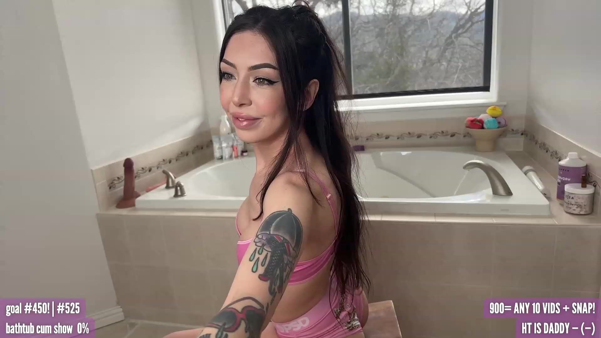 Gallery image thumbnail from HarloweBlue's myfreecams stream on, 03/26/2023, 24:43 image 1 of 20