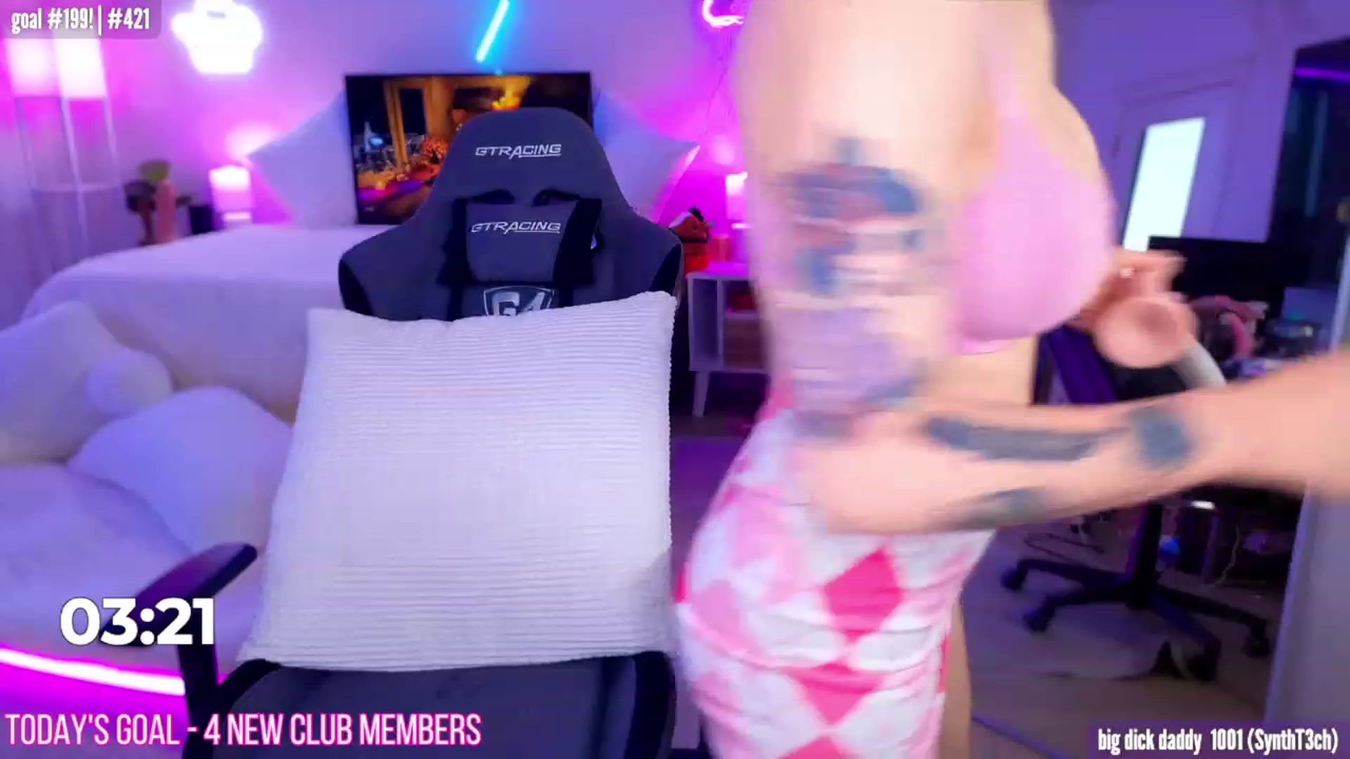 Gallery image thumbnail from HarloweXo's myfreecams stream on, 07/19/2023, 02:36 image 12 of 20