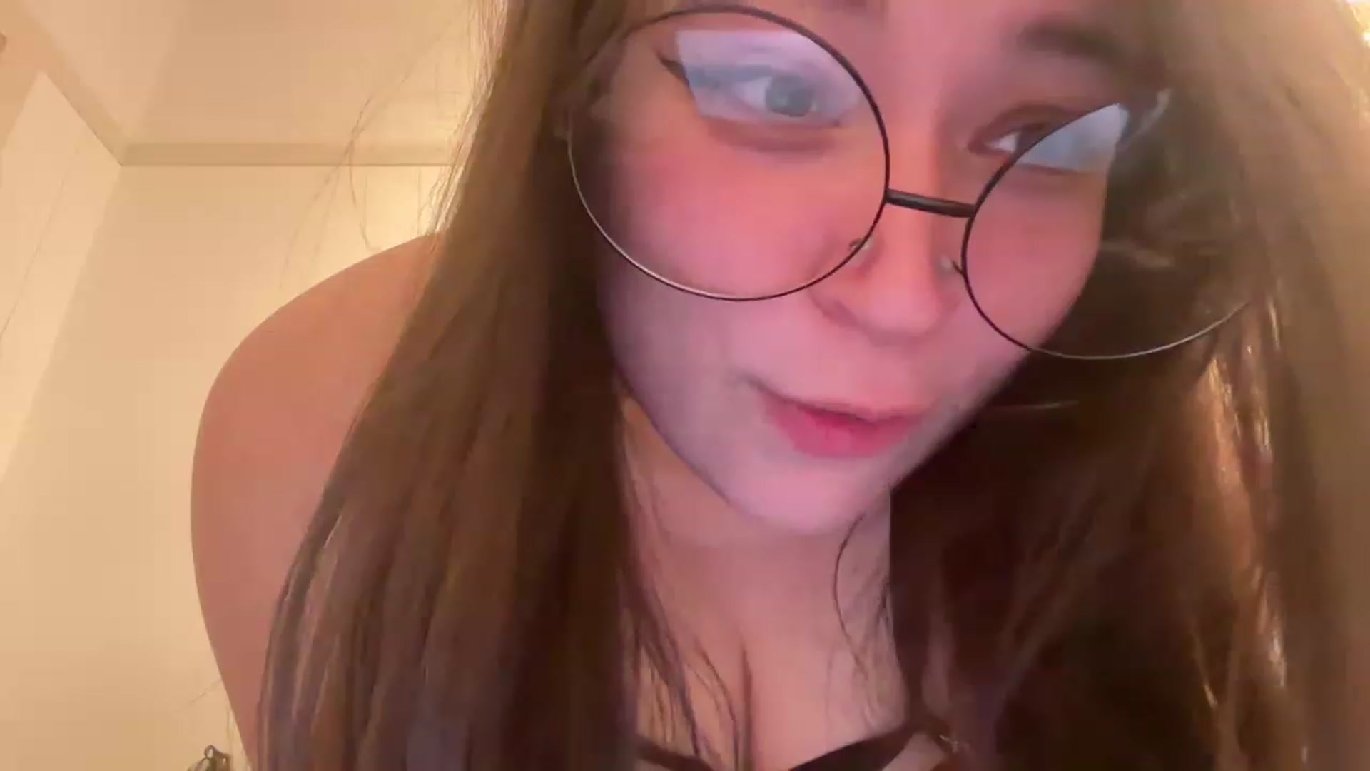 Gallery image thumbnail from Hasymura's myfreecams stream on, 04/02/2023, 01:53 image 10 of 20
