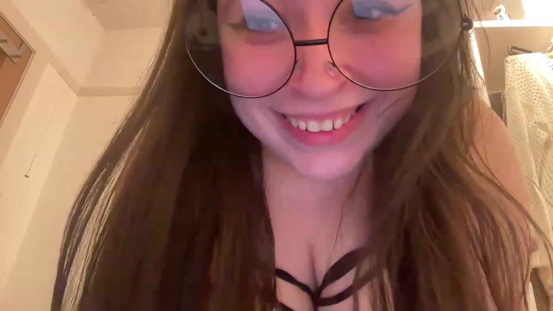 Gallery image thumbnail from Hasymura's myfreecams stream on, 04/02/2023, 01:53 image 9 of 20