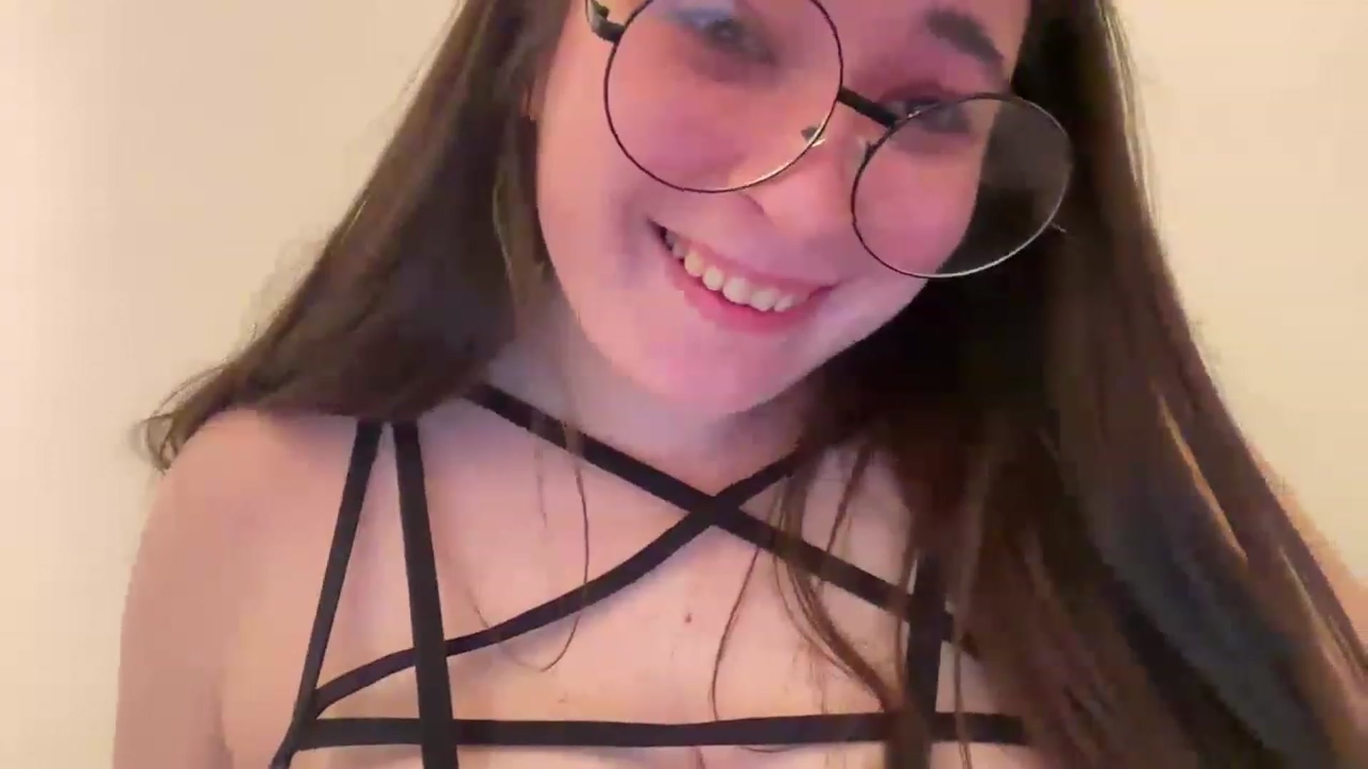 Gallery image thumbnail from Hasymura's myfreecams stream on, 04/04/2023, 03:23 image 13 of 20