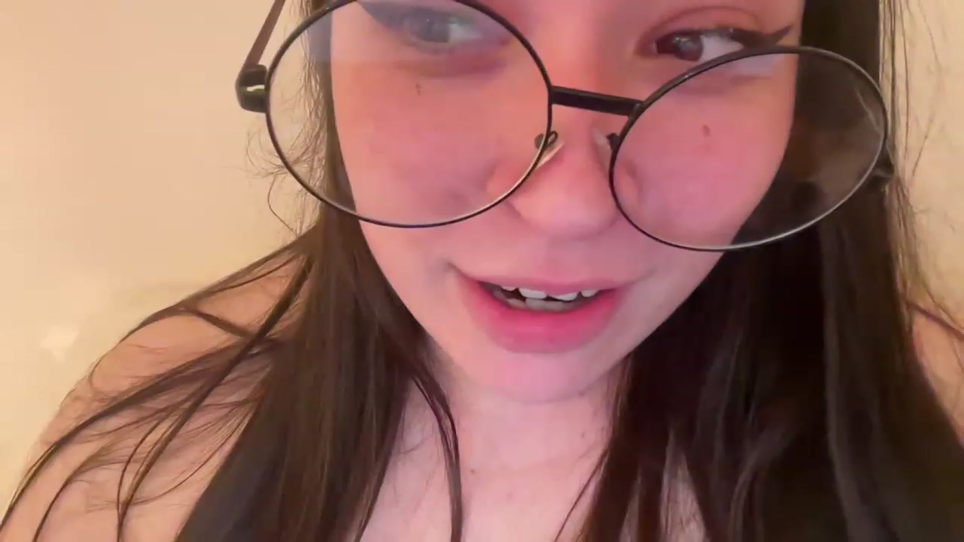 Gallery image thumbnail from Hasymura's myfreecams stream on, 04/06/2023, 02:10 image 4 of 20