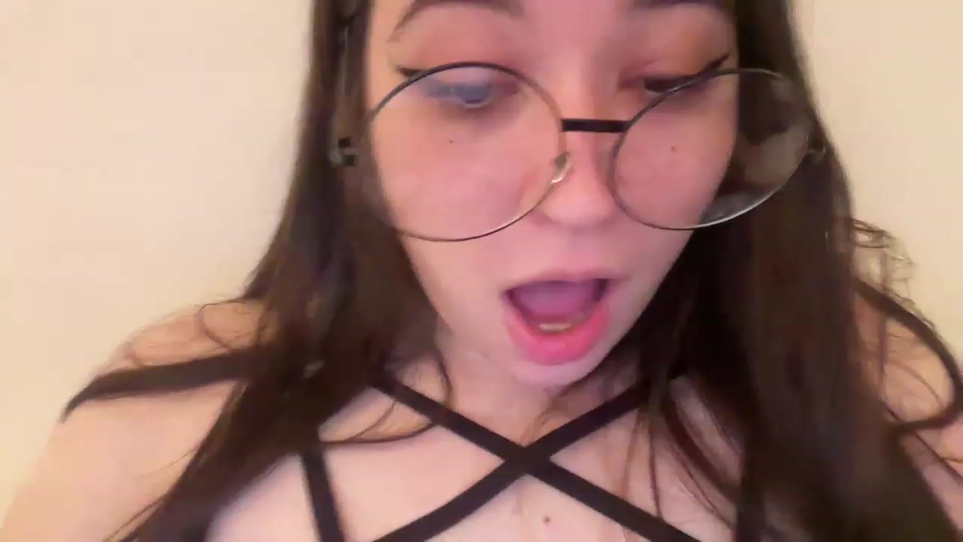 Gallery image thumbnail from Hasymura's myfreecams stream on, 04/08/2023, 24:30 image 18 of 20