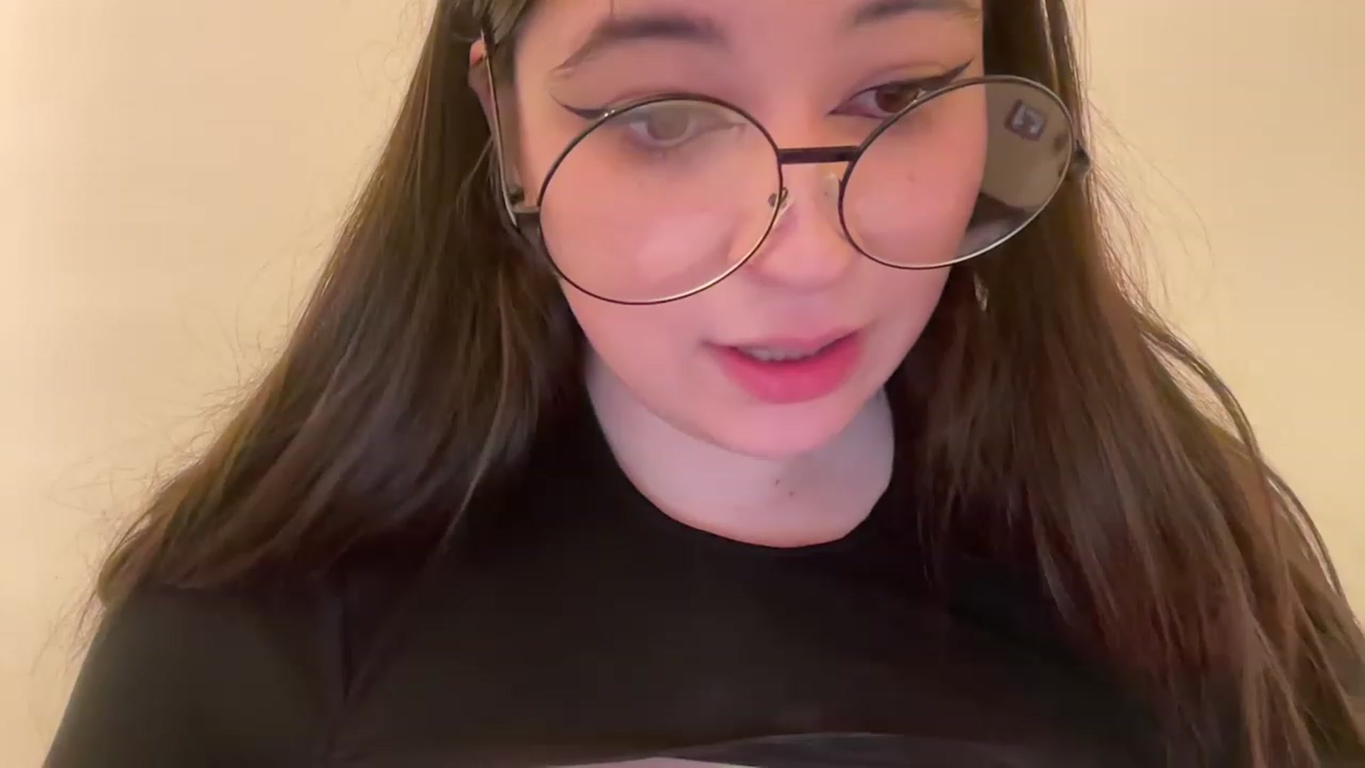 Gallery image thumbnail from Hasymura's myfreecams stream on, 04/08/2023, 20:01 image 6 of 20