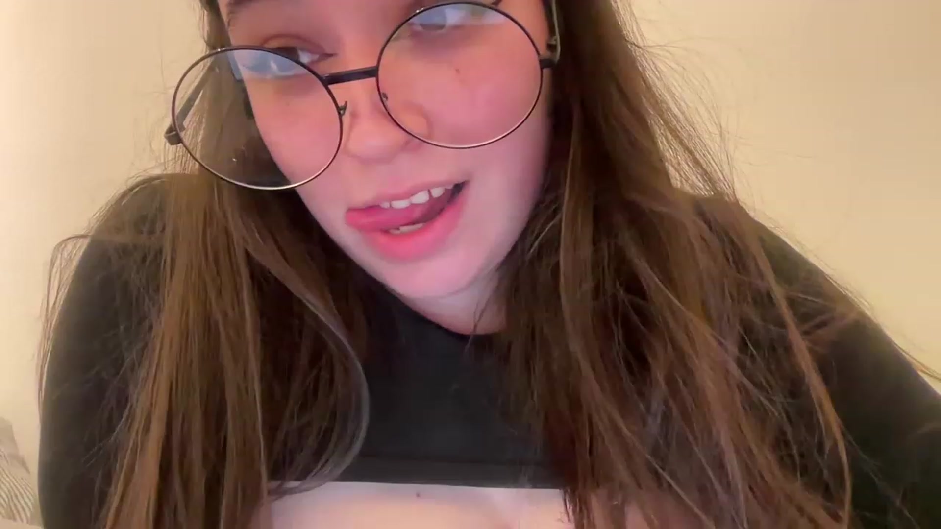 Gallery image thumbnail from Hasymura's myfreecams stream on, 04/09/2023, 23:51 image 4 of 20