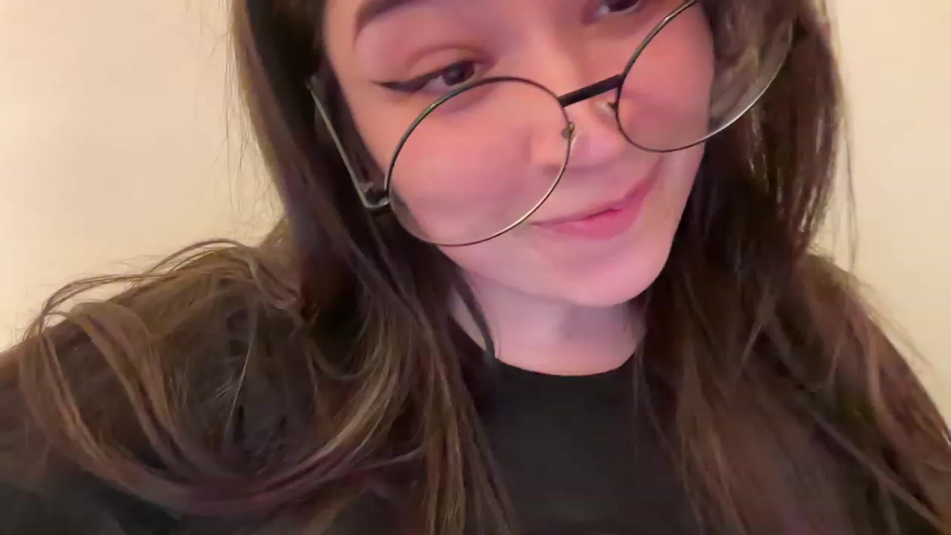 Gallery image thumbnail from Hasymura's myfreecams stream on, 04/18/2023, 21:29 image 9 of 20