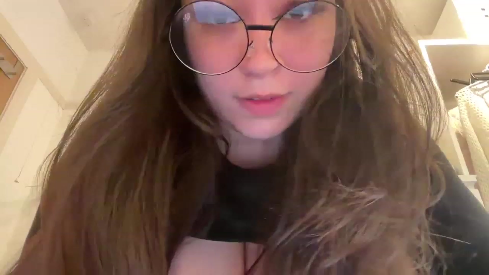 Gallery image thumbnail from Hasymura's myfreecams stream on, 05/09/2023, 14:34 image 1 of 20