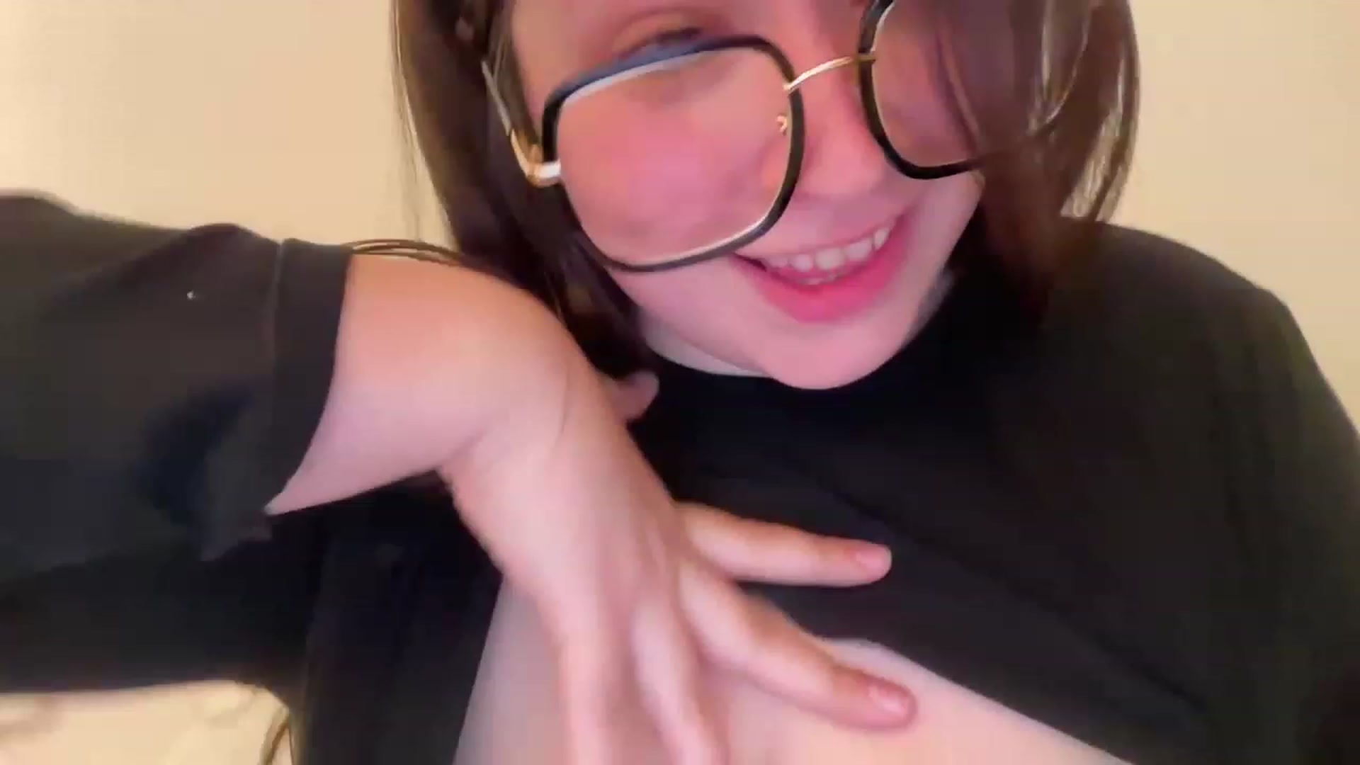 Gallery image thumbnail from Hasymura's myfreecams stream on, 05/18/2023, 22:00 image 1 of 20