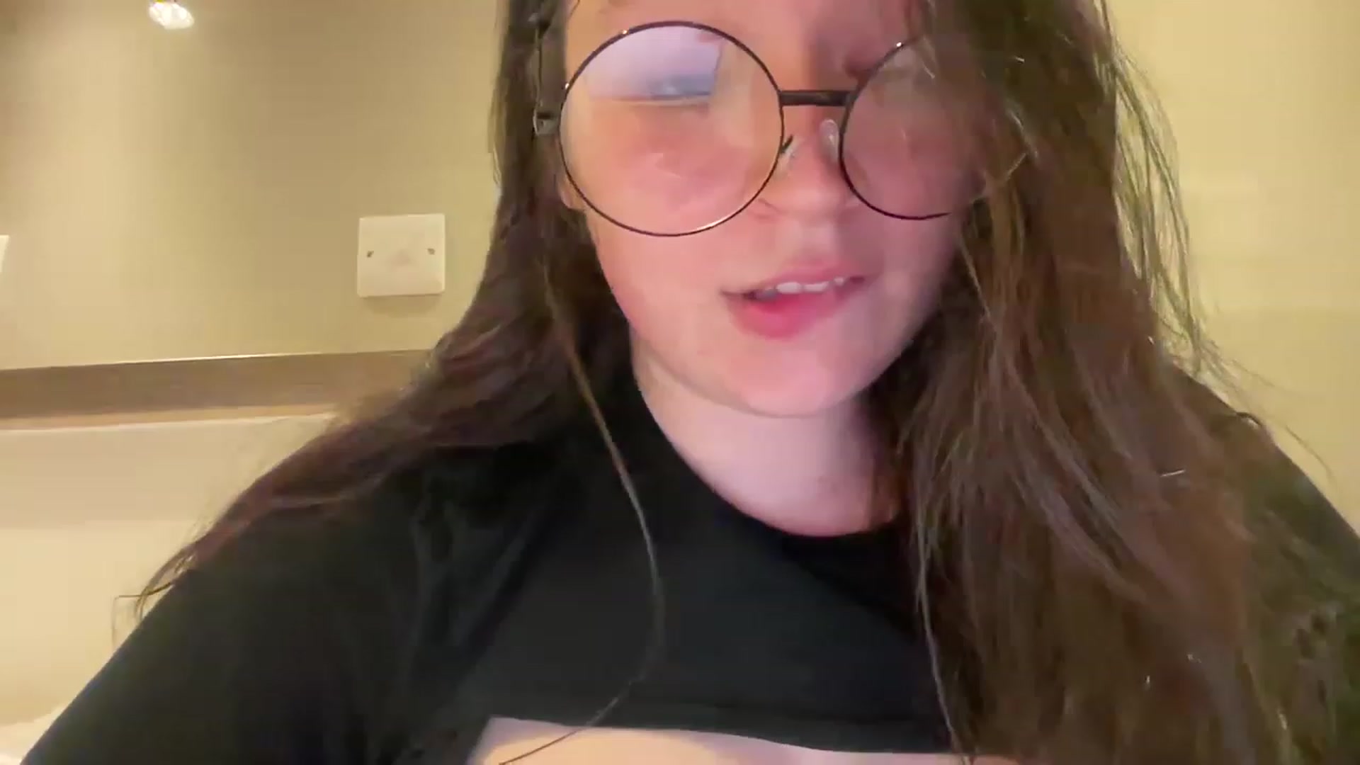 Gallery image thumbnail from Hasymura's myfreecams stream on, 05/22/2023, 24:13 image 10 of 20