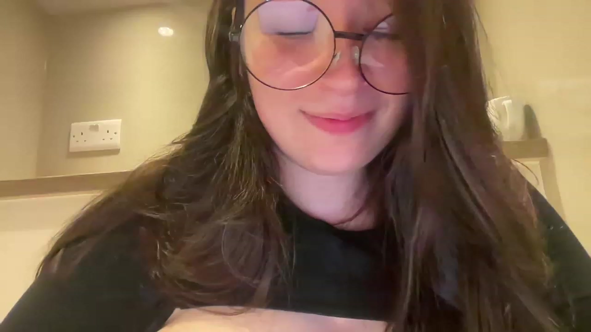 Gallery image thumbnail from Hasymura's myfreecams stream on, 05/22/2023, 02:40 image 4 of 20