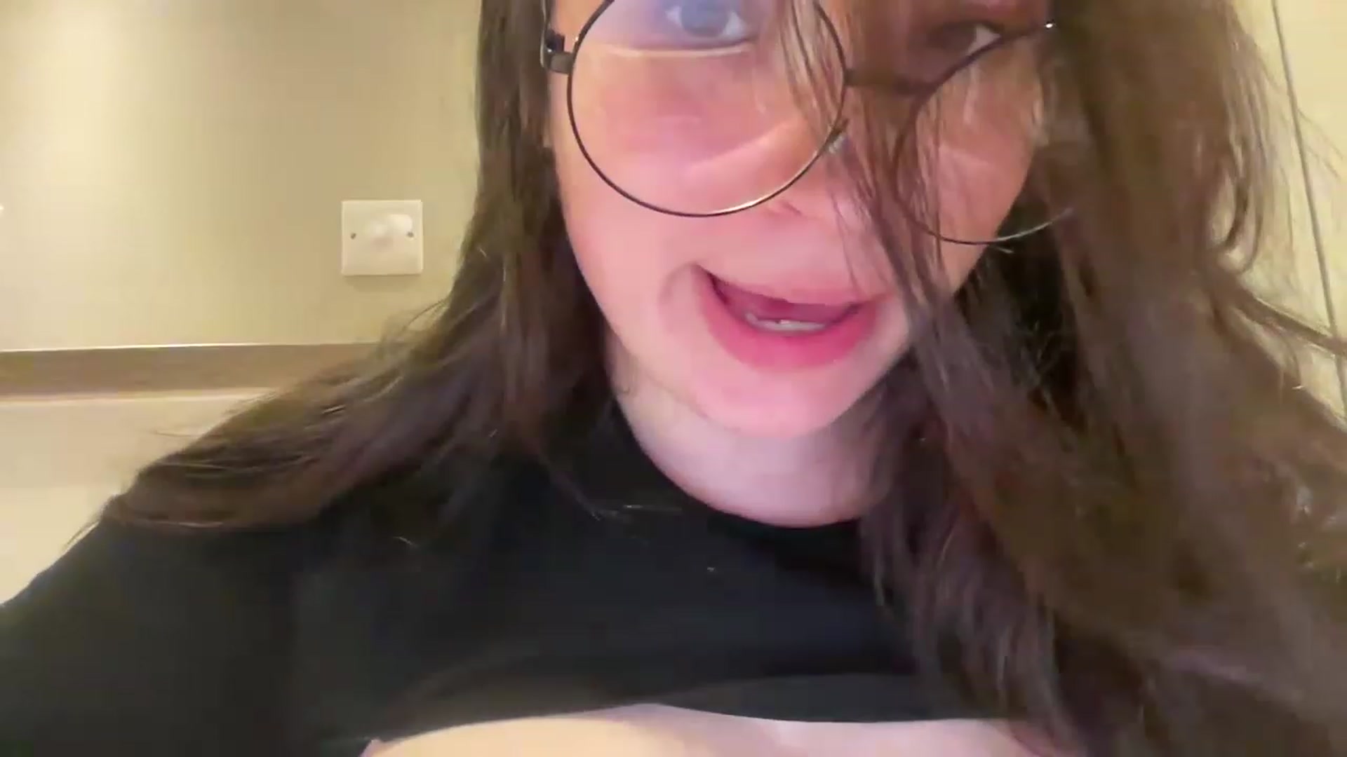 Gallery image thumbnail from Hasymura's myfreecams stream on, 05/22/2023, 02:40 image 15 of 20