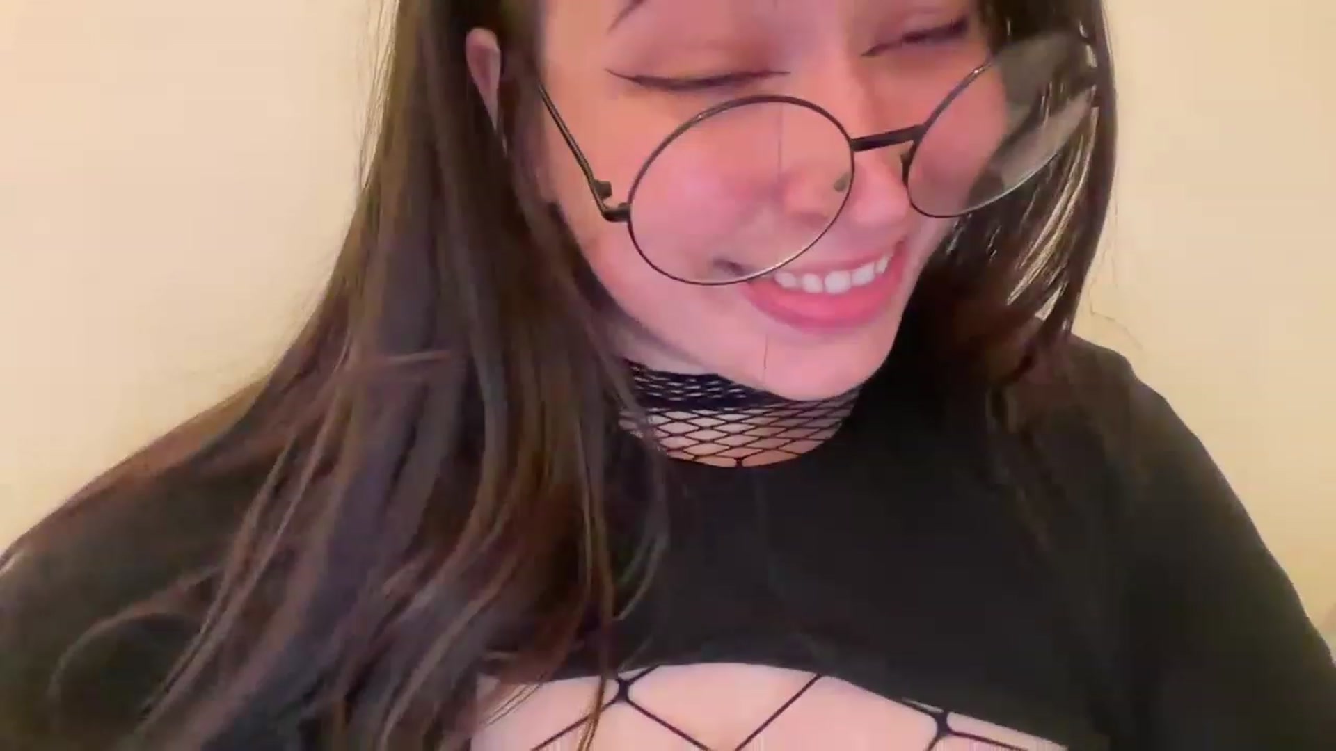Gallery image thumbnail from Hasymura's myfreecams stream on, 07/09/2023, 21:27 image 6 of 20