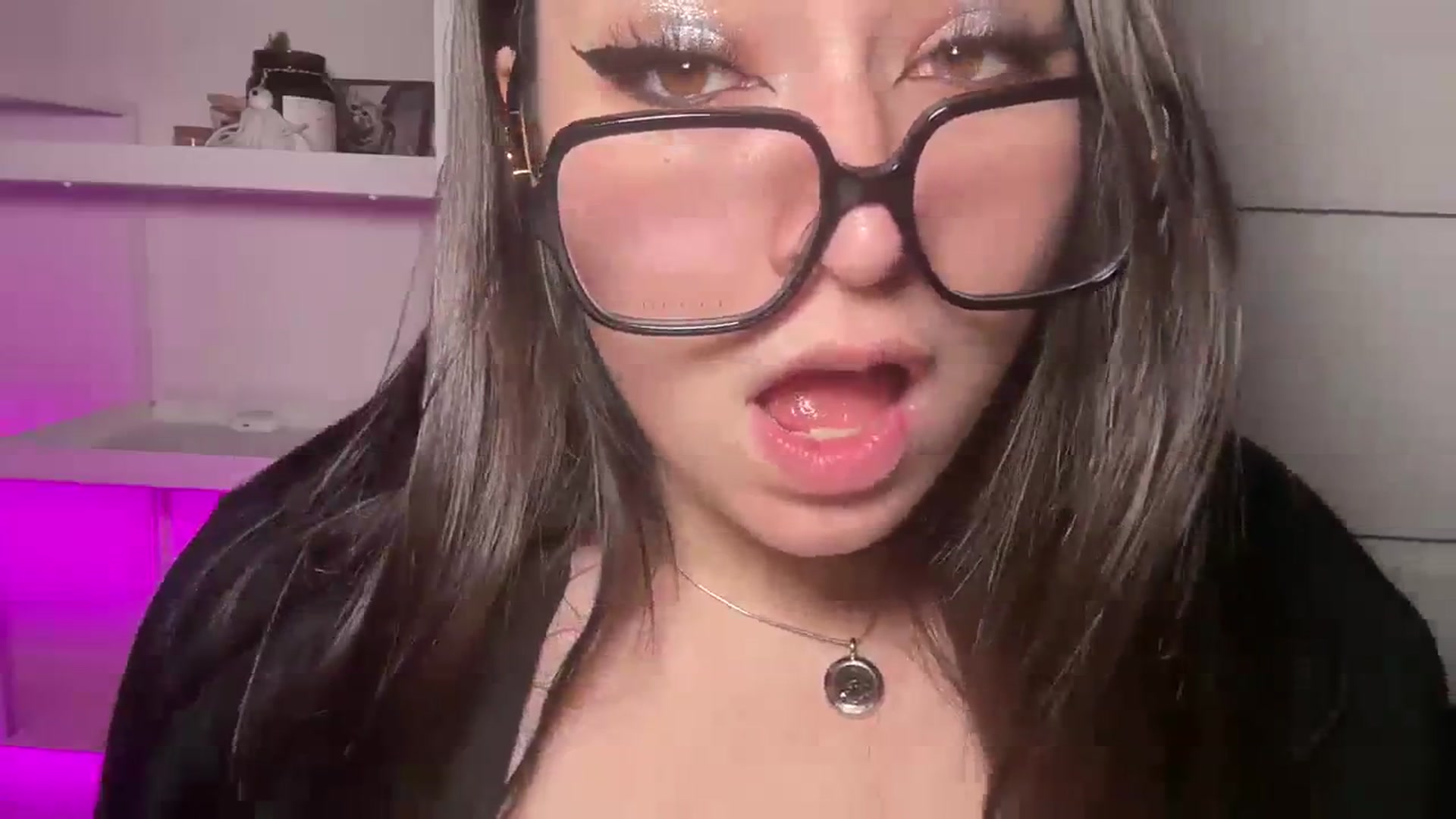 Gallery image thumbnail from Hasymura's myfreecams stream on, 12/22/2023, 23:15 image 10 of 20