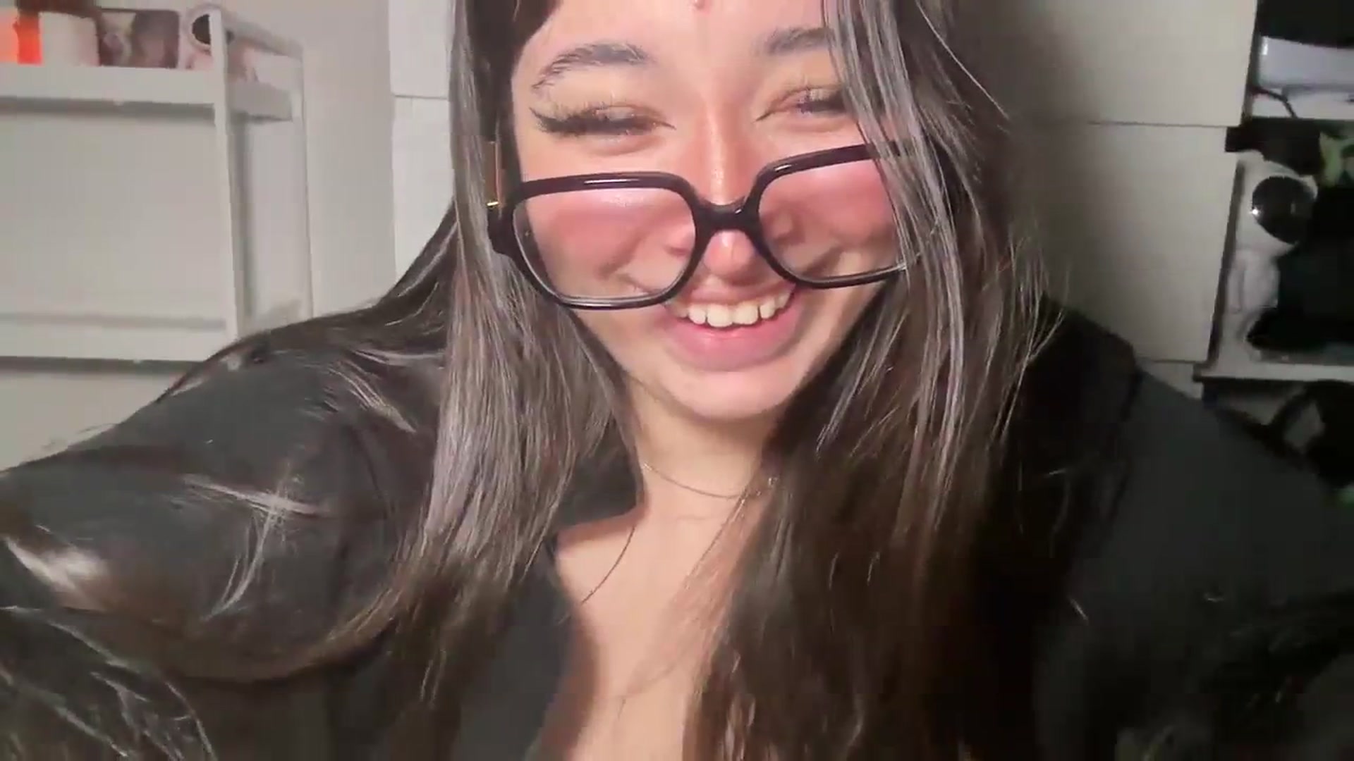 Gallery image thumbnail from Hasymura's myfreecams stream on, 12/28/2023, 01:45 image 16 of 20