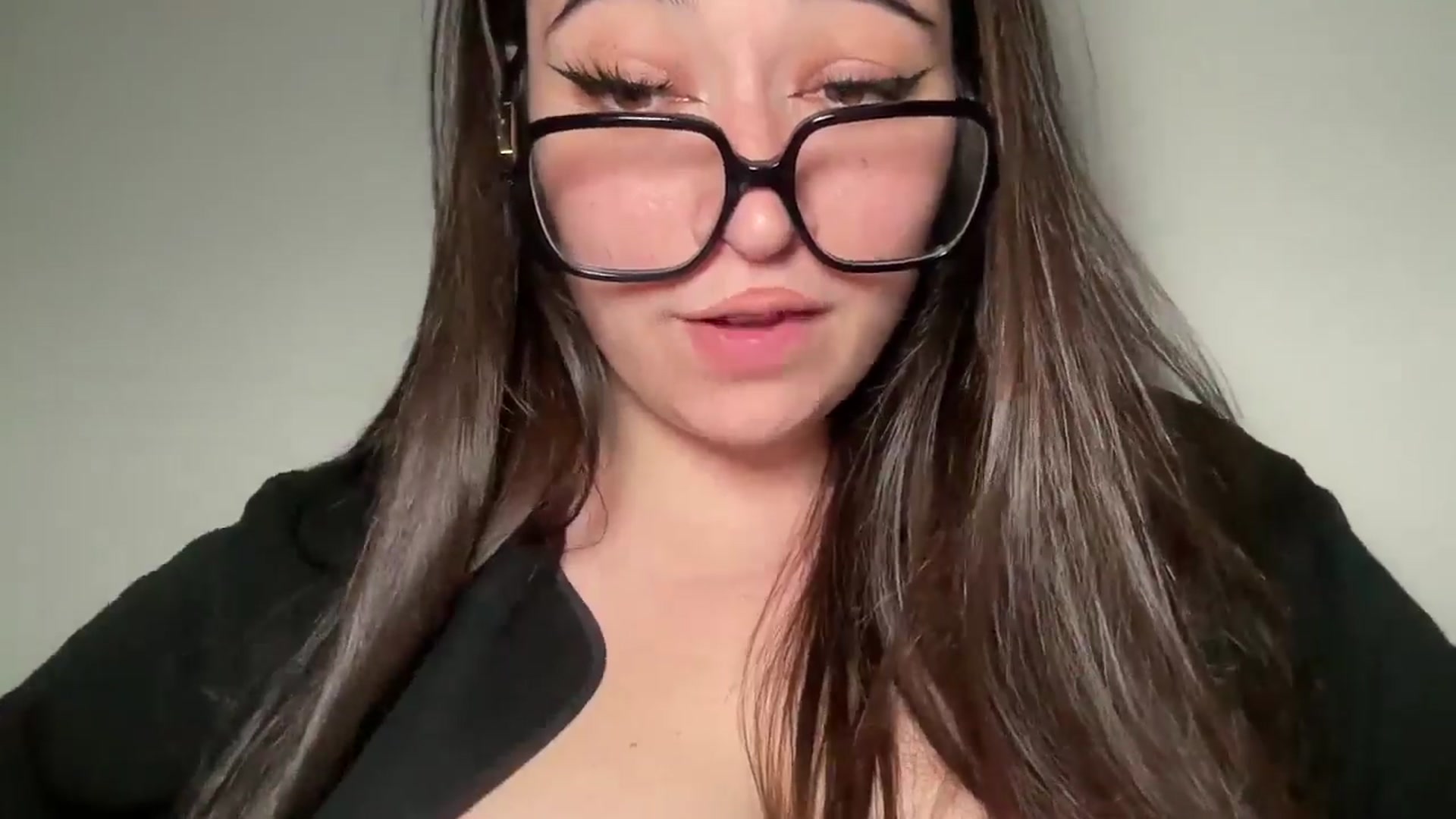 Gallery image thumbnail from Hasymura's myfreecams stream on, 04/29/2024, 22:46 image 7 of 20