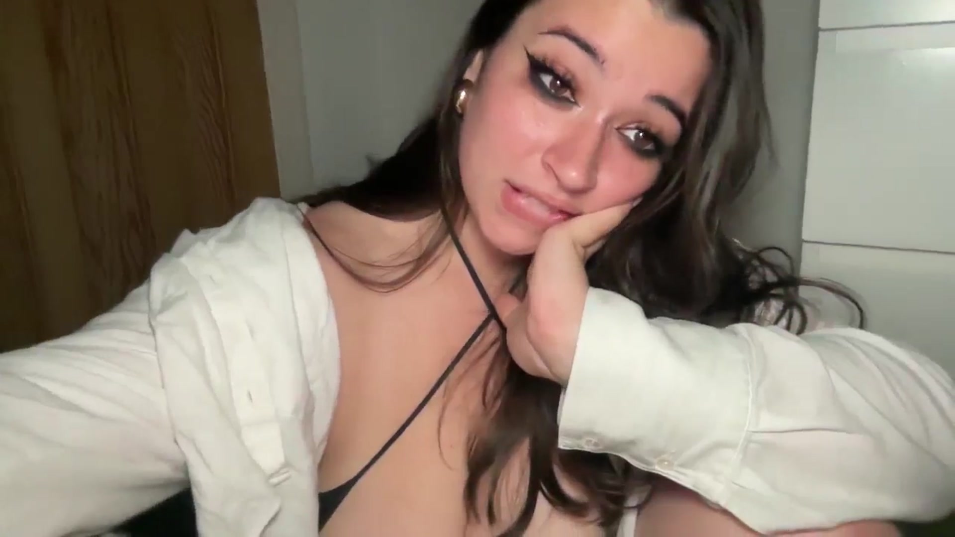 Gallery image thumbnail from Hasymura's myfreecams stream on, 10/01/2024, 23:35 image 18 of 20