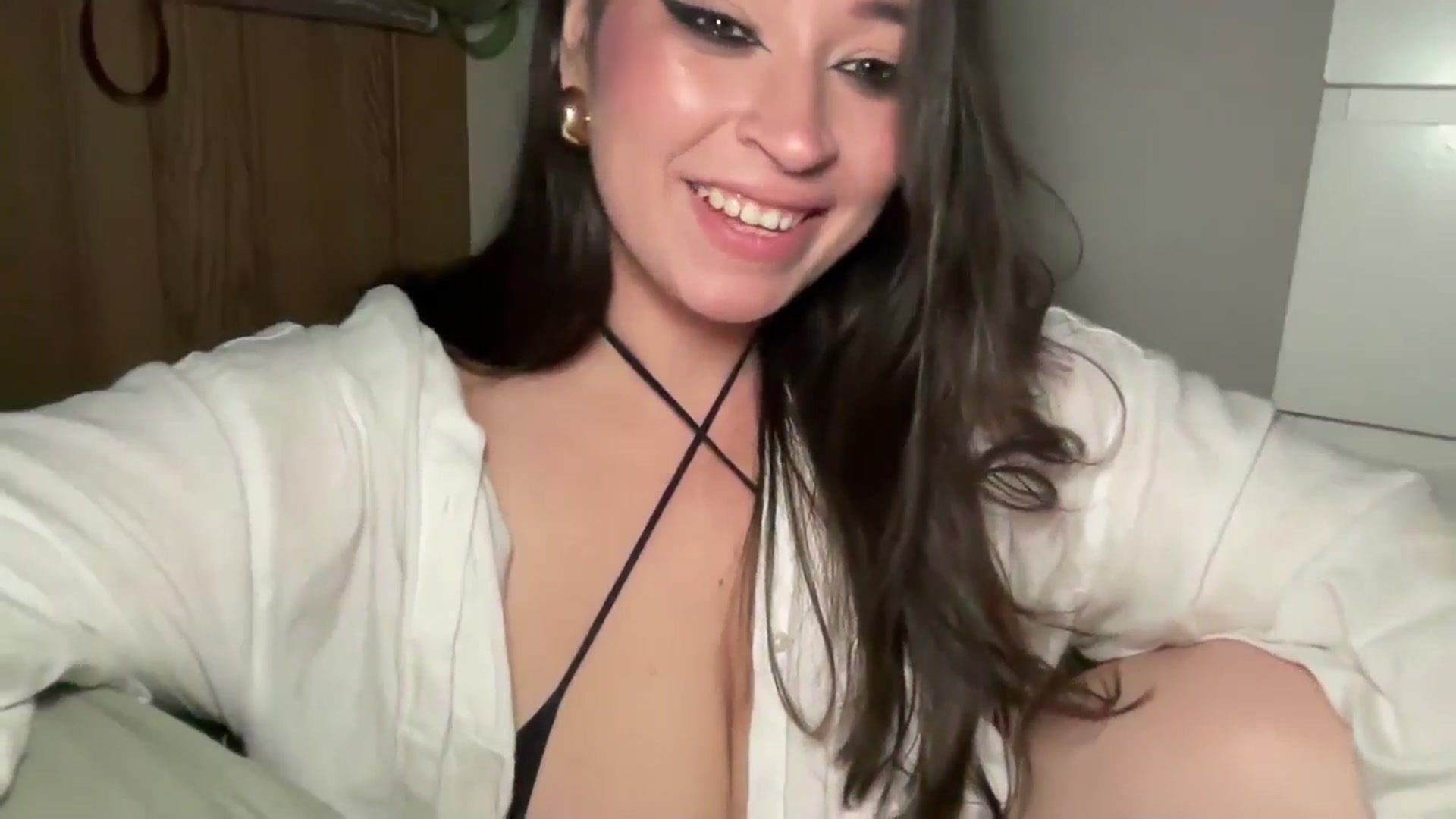 Gallery image thumbnail from Hasymura's myfreecams stream on, 10/03/2024, 21:06 image 17 of 20