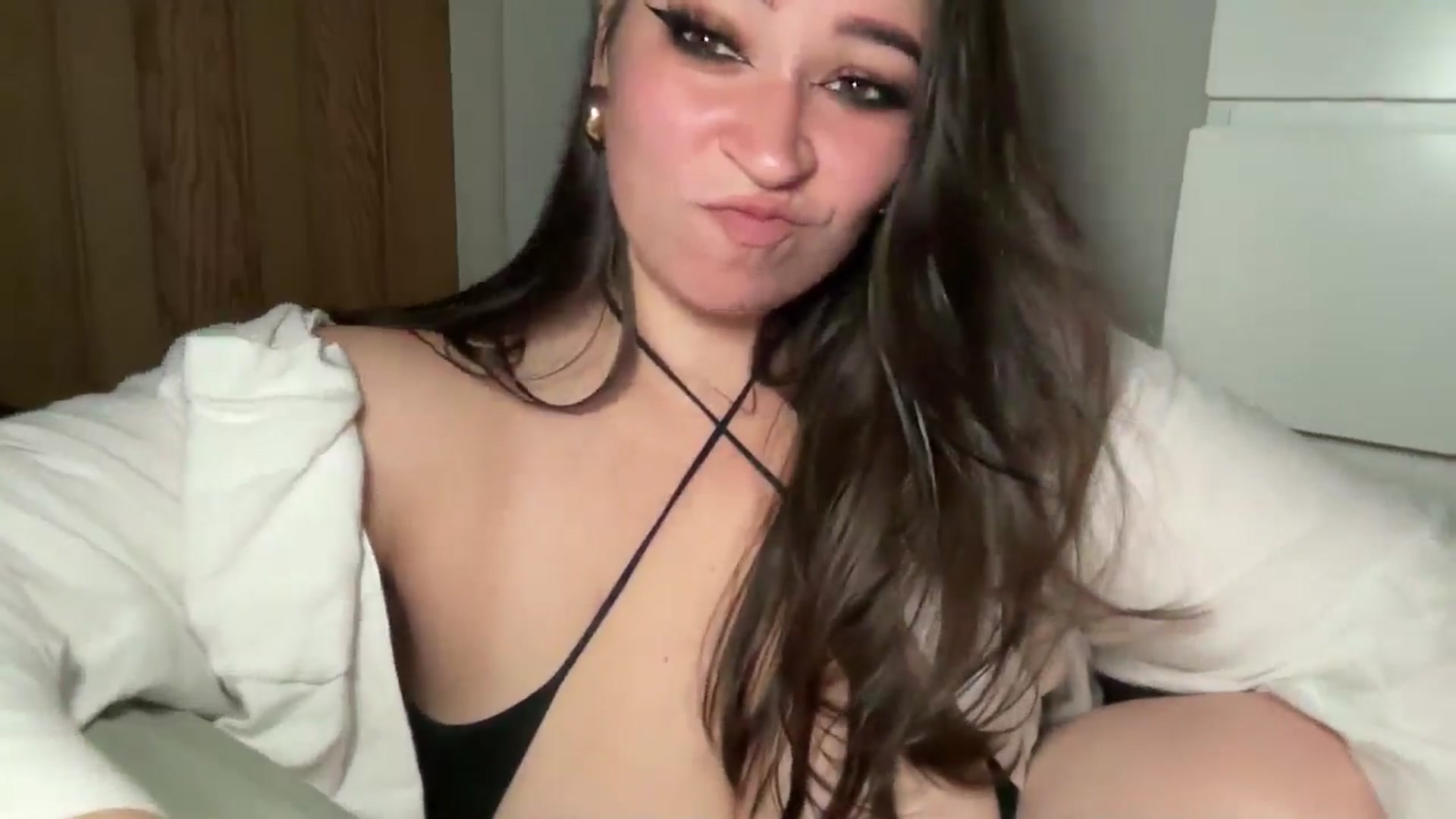 Gallery image thumbnail from Hasymura's myfreecams stream on, 10/04/2024, 22:57 image 5 of 20