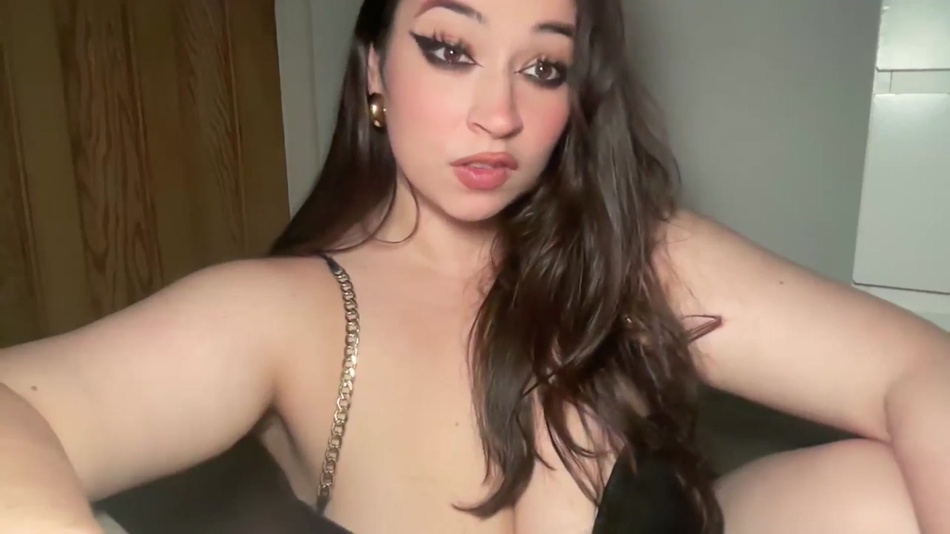 Gallery image thumbnail from Hasymura's myfreecams stream on, 11/26/2024, 23:59 image 15 of 20