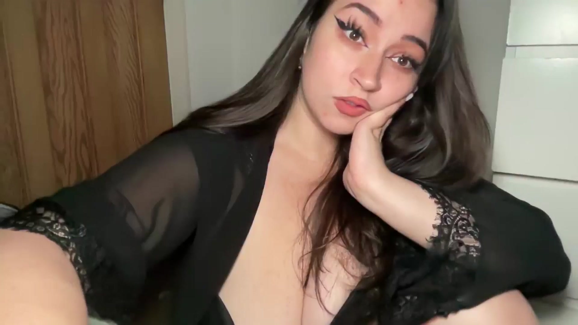 Gallery image thumbnail from Hasymura's myfreecams stream on, 12/10/2024, 24:25 image 5 of 20