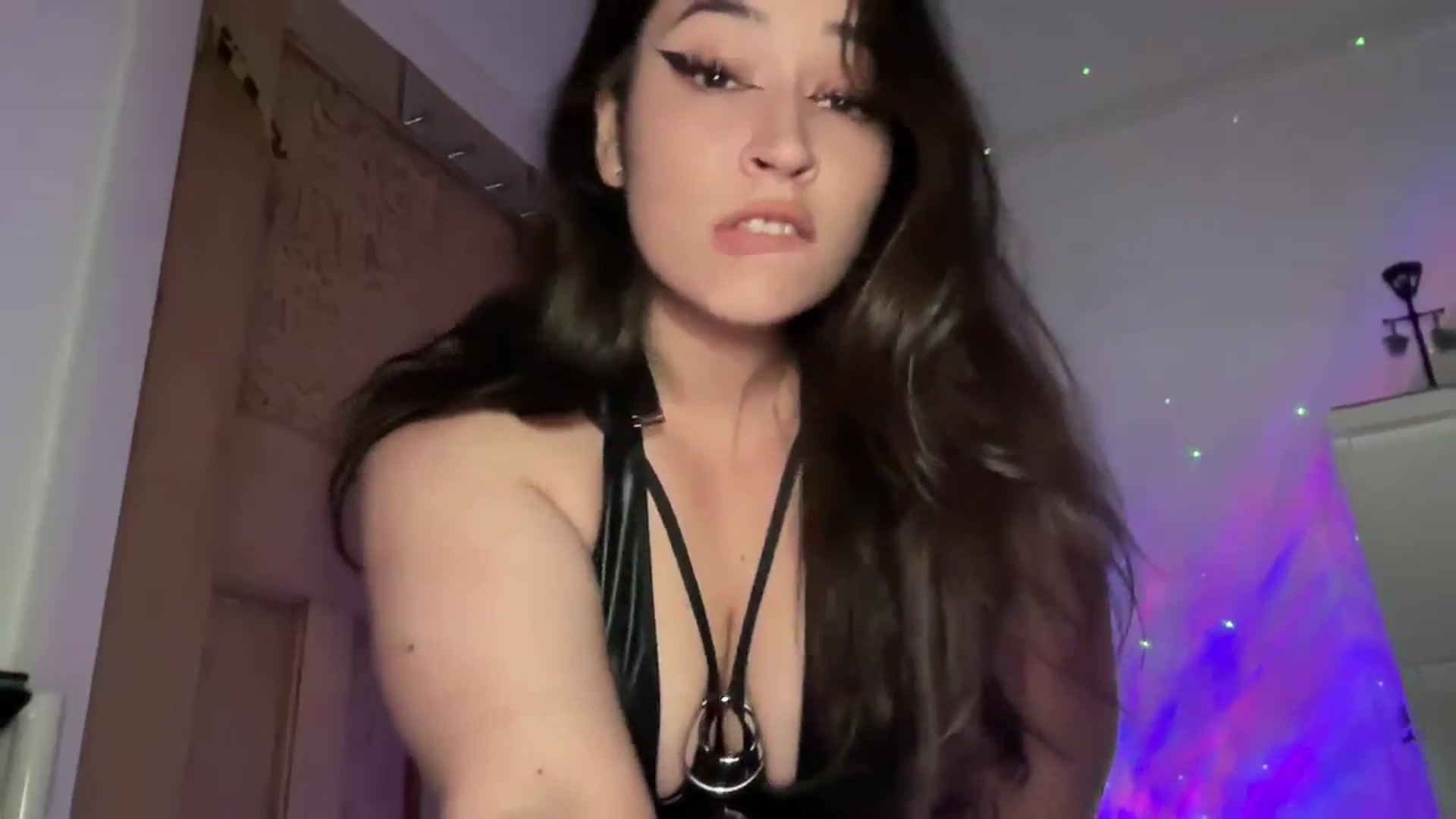 Gallery image thumbnail from Hasymura's myfreecams stream on, 12/12/2024, 23:12 image 9 of 20