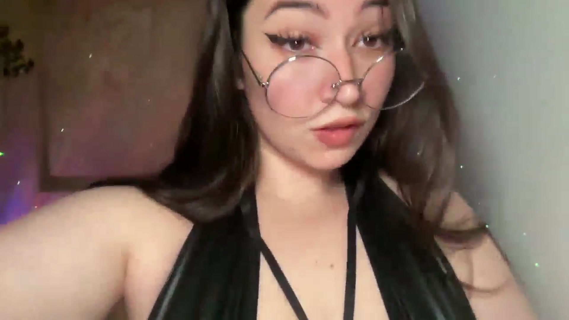 Gallery image thumbnail from Hasymura's myfreecams stream on, 01/05/2025, 21:34 image 8 of 20