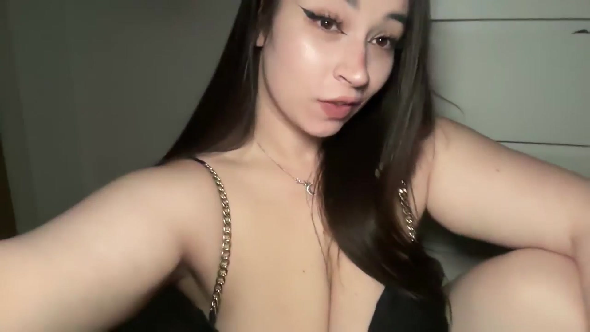 Gallery image thumbnail from Hasymura's myfreecams stream on, 04/01/2025, 24:24 image 17 of 20