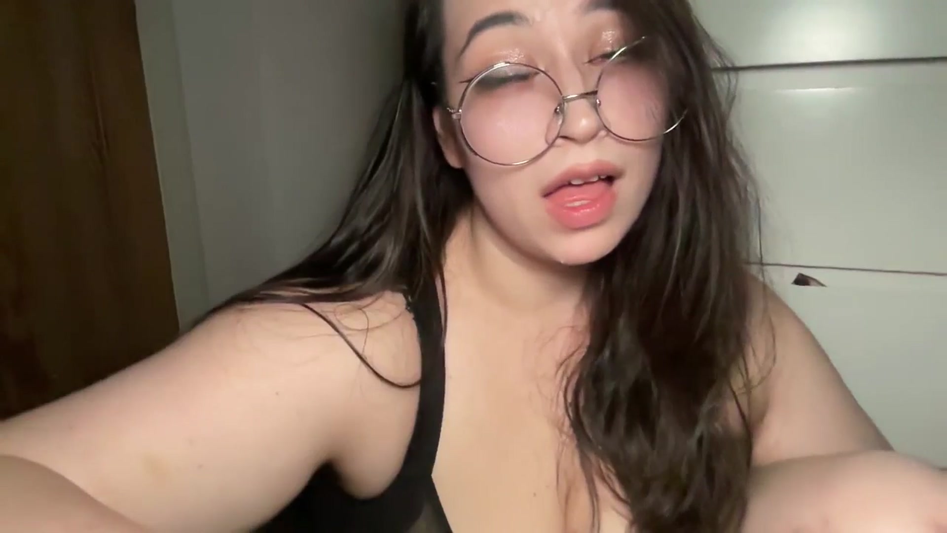 Gallery image thumbnail from Hasymura's myfreecams stream on, 04/10/2025, 23:05 image 19 of 20