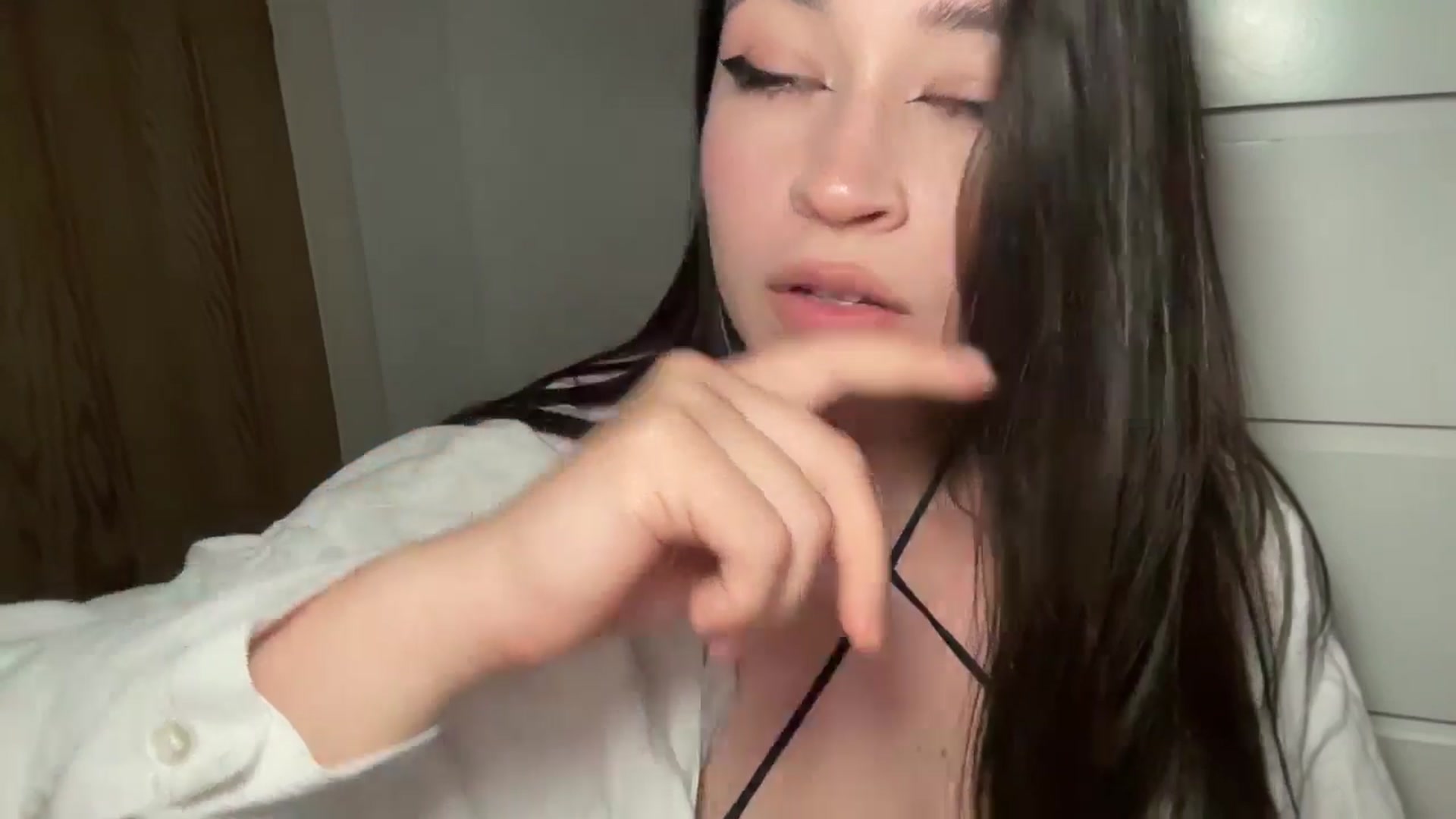 Gallery image thumbnail from Hasymura's myfreecams stream on, 05/29/2025, 24:06 image 8 of 20