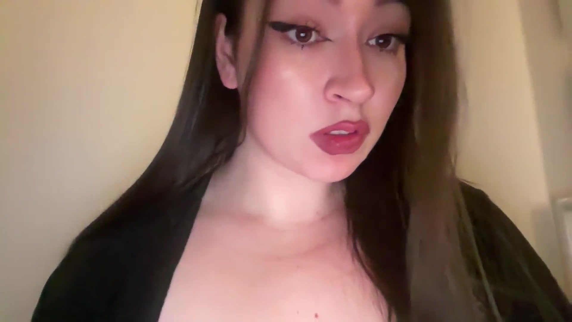 Gallery image thumbnail from Hasymura's myfreecams stream on, 02/04/2026, 24:55 image 6 of 20