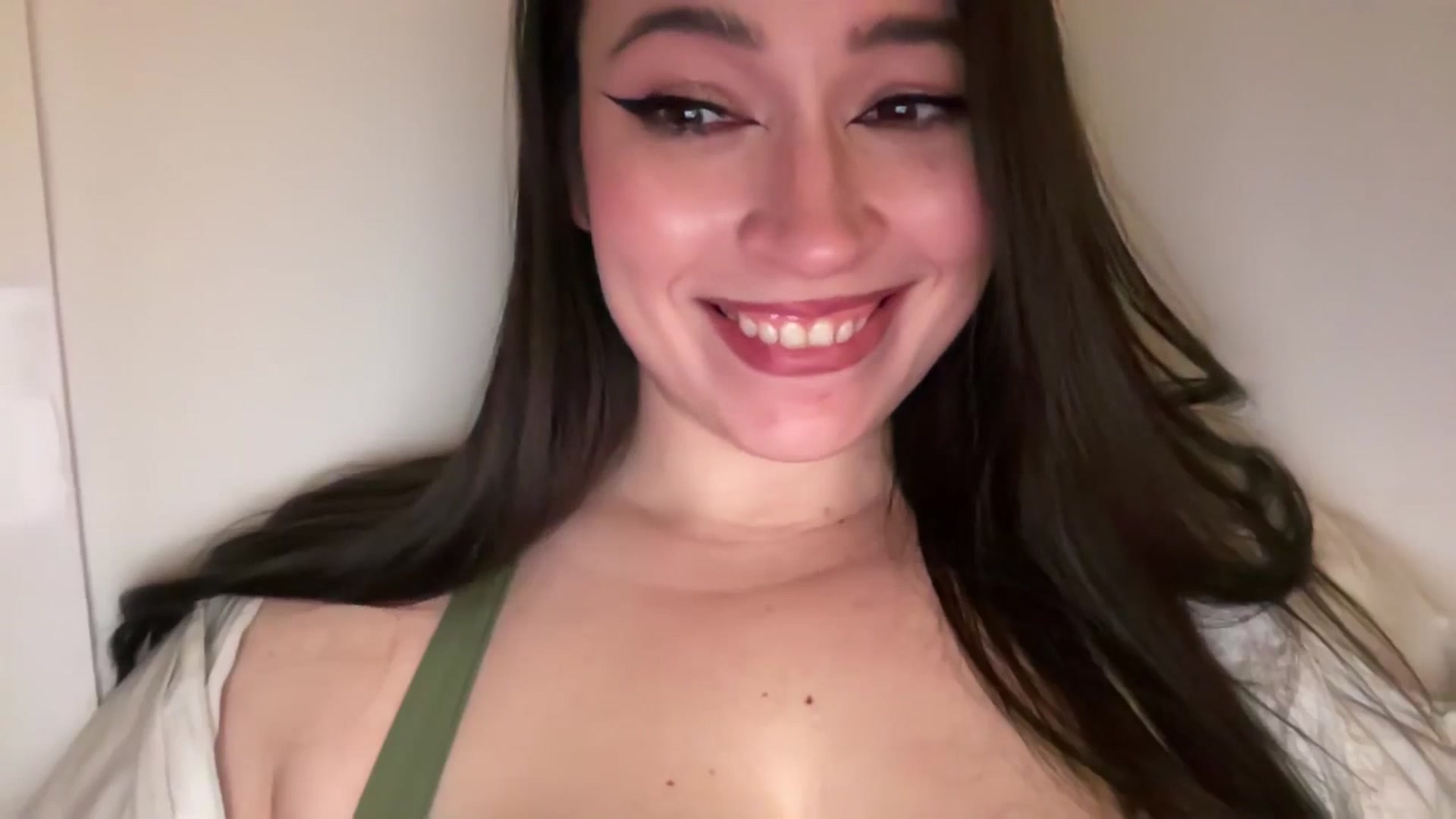 Gallery image thumbnail from Hasymura's myfreecams stream on, 02/04/2026, 21:03 image 17 of 20