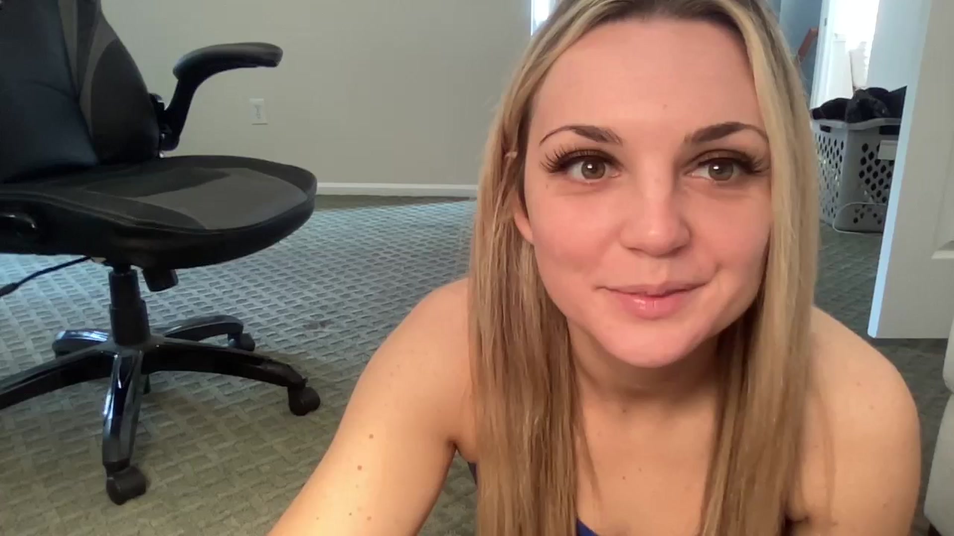 Gallery image thumbnail from Hayleebaby's myfreecams stream on, 11/15/2023, 17:09 image 3 of 20
