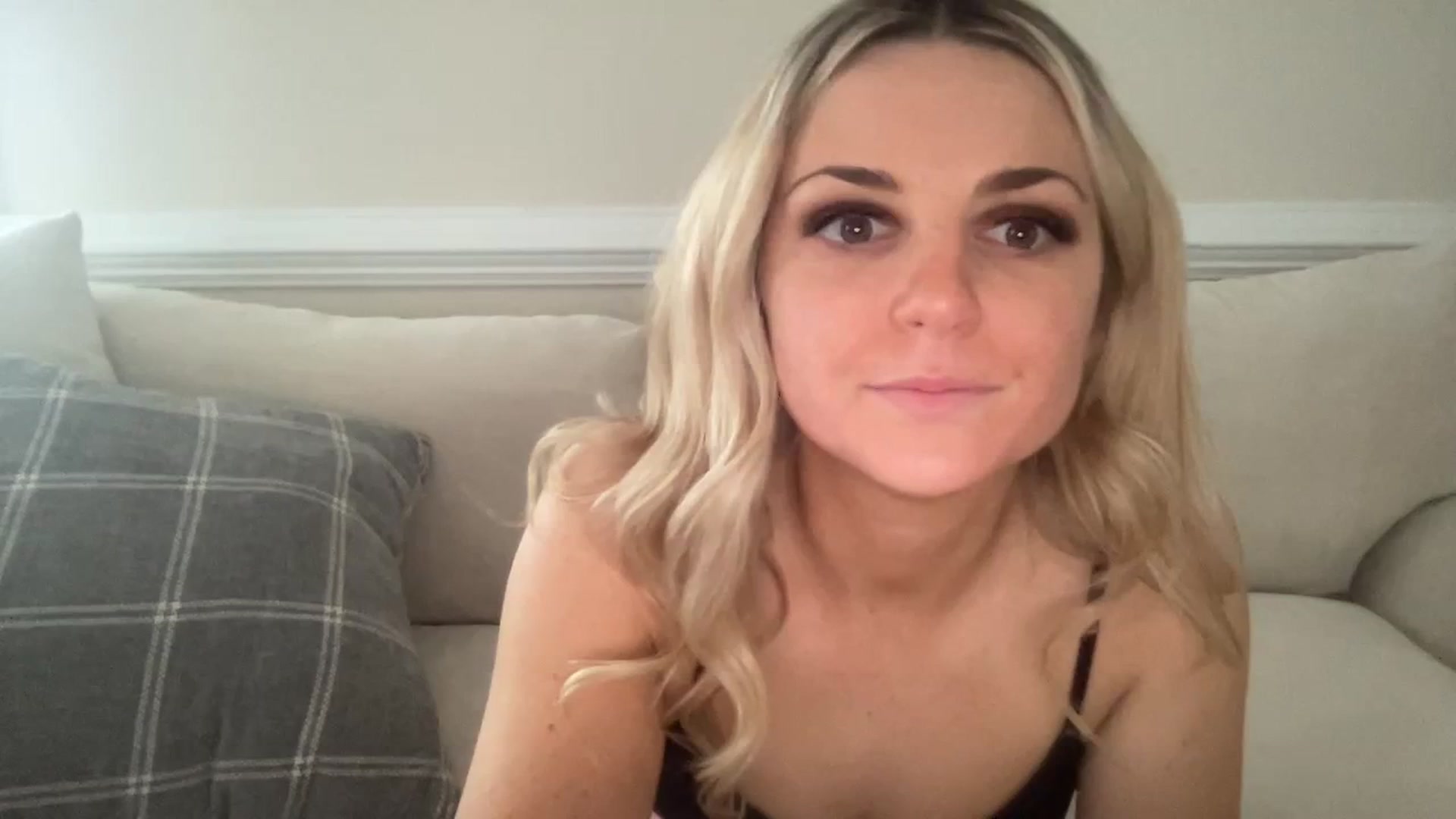 Gallery image thumbnail from Hayleebaby's myfreecams stream on, 12/22/2023, 20:06 image 16 of 20